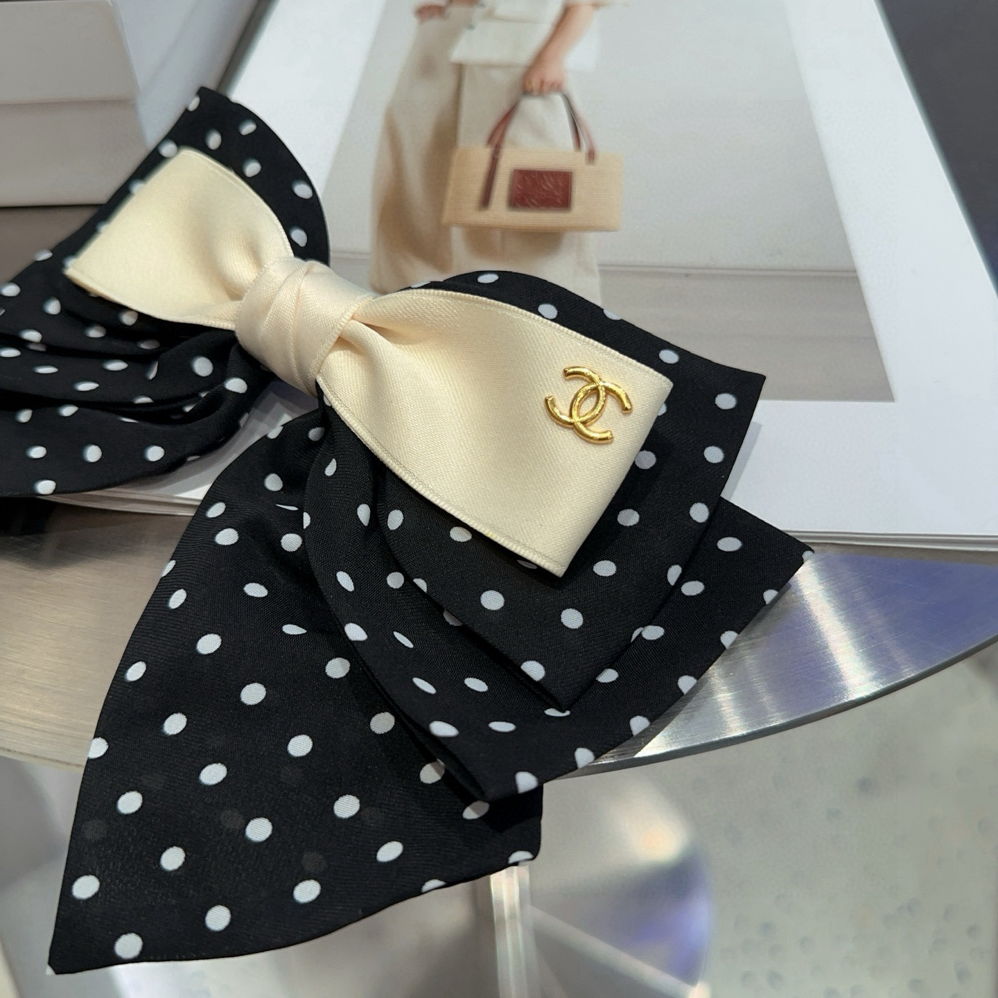 🎁配包装盒Chanel (香奈儿)最新款小香波点弹簧发夹，超级好看！名媛范儿十足，小仙女必备…