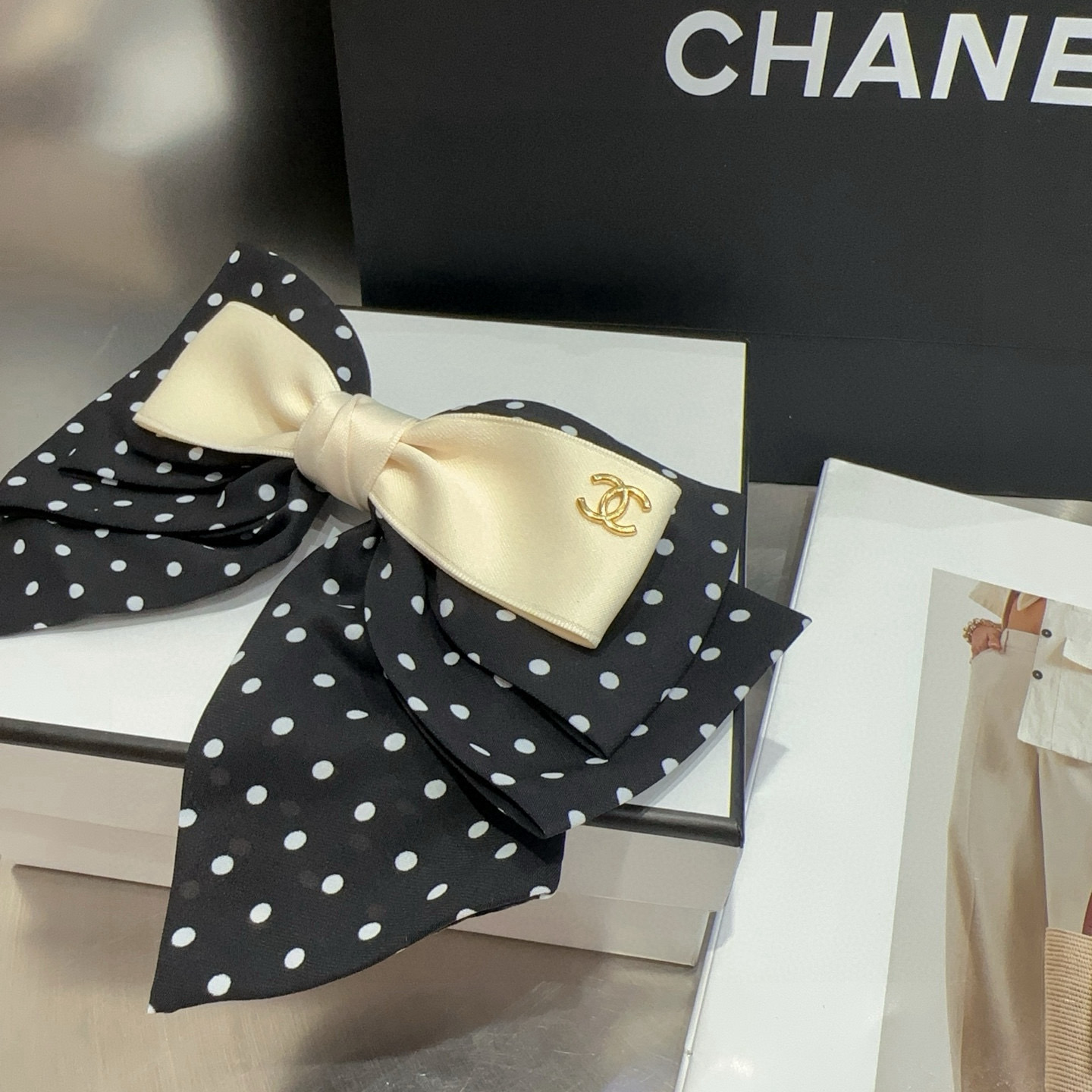 🎁配包装盒Chanel (香奈儿)最新款小香波点弹簧发夹，超级好看！名媛范儿十足，小仙女必备…