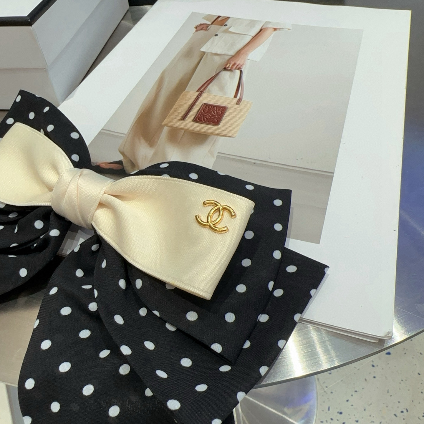 🎁配包装盒Chanel (香奈儿)最新款小香波点弹簧发夹，超级好看！名媛范儿十足，小仙女必备…