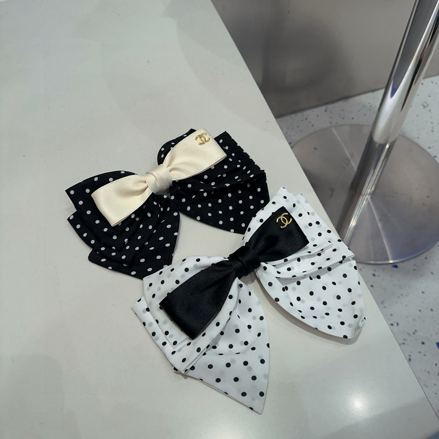 🎁配包装盒Chanel (香奈儿)最新款小香波点弹簧发夹，超级好看！名媛范儿十足，小仙女必备…