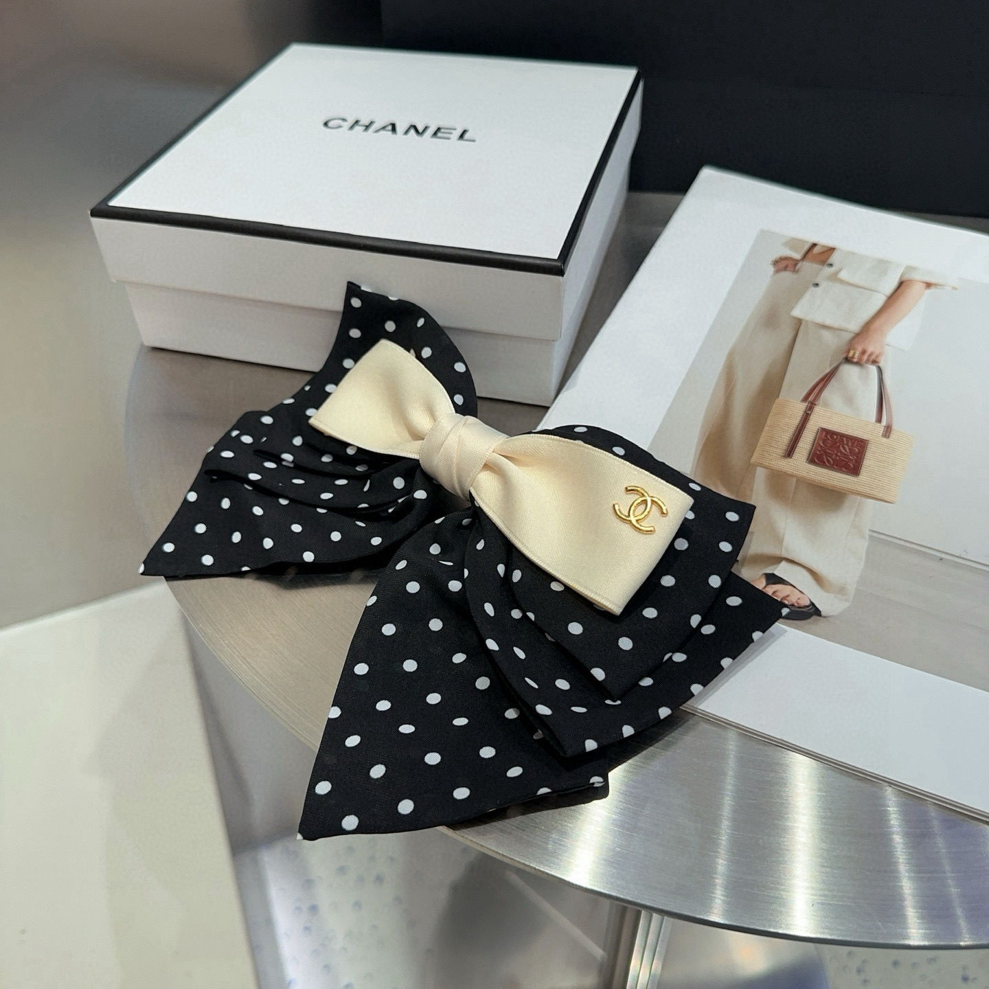 🎁配包装盒Chanel (香奈儿)最新款小香波点弹簧发夹，超级好看！名媛范儿十足，小仙女必备…