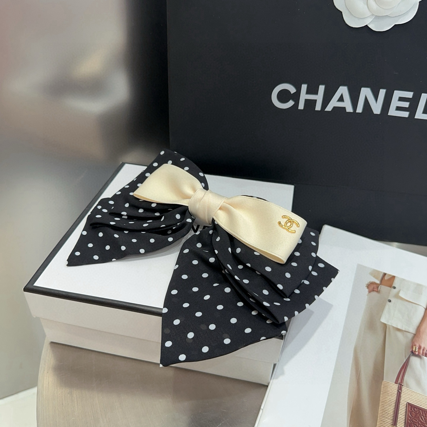 🎁配包装盒Chanel (香奈儿)最新款小香波点弹簧发夹，超级好看！名媛范儿十足，小仙女必备…