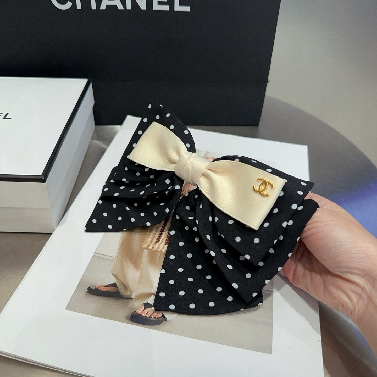 🎁配包装盒Chanel (香奈儿)最新款小香波点弹簧发夹，超级好看！名媛范儿十足，小仙女必备…