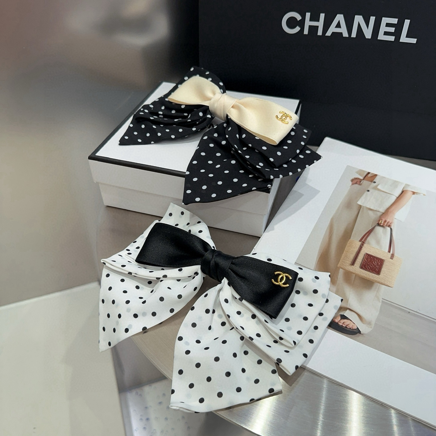 🎁配包装盒Chanel (香奈儿)最新款小香波点弹簧发夹，超级好看！名媛范儿十足，小仙女必备…