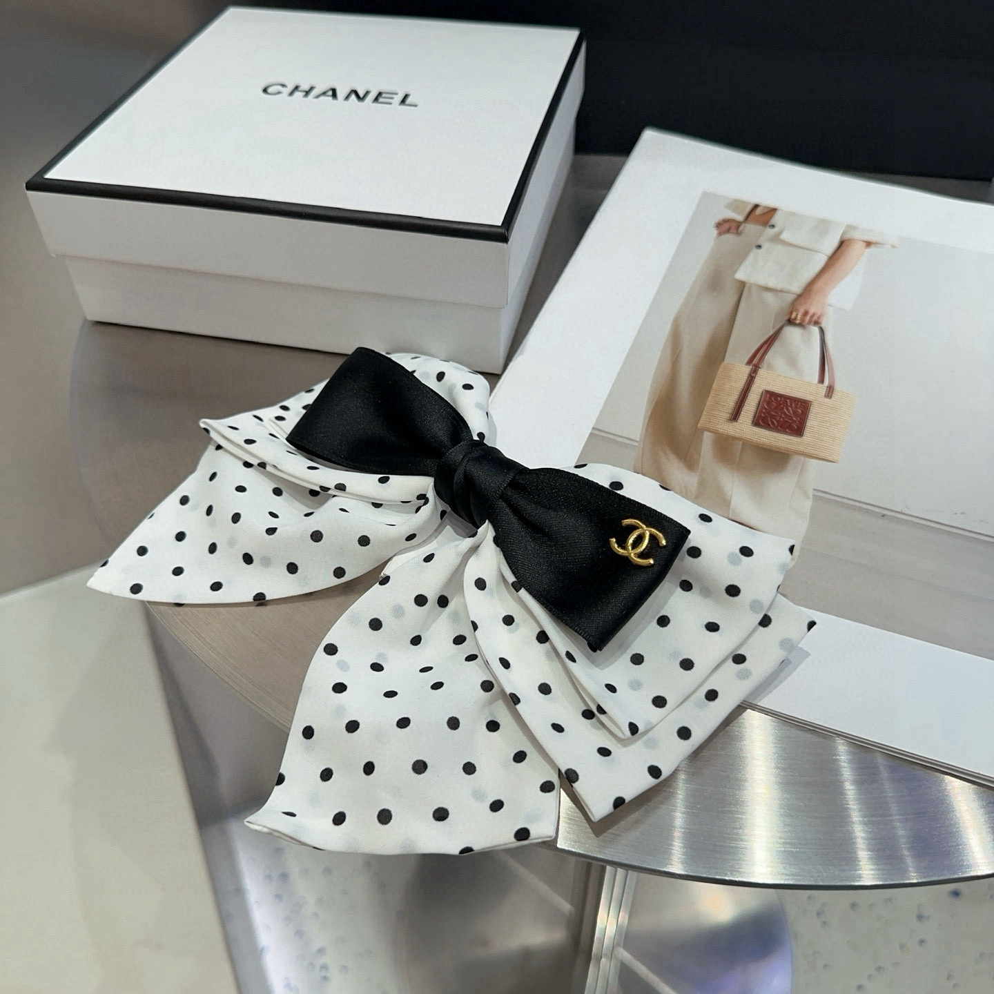 🎁配包装盒Chanel (香奈儿)最新款小香波点弹簧发夹，超级好看！名媛范儿十足，小仙女必备…