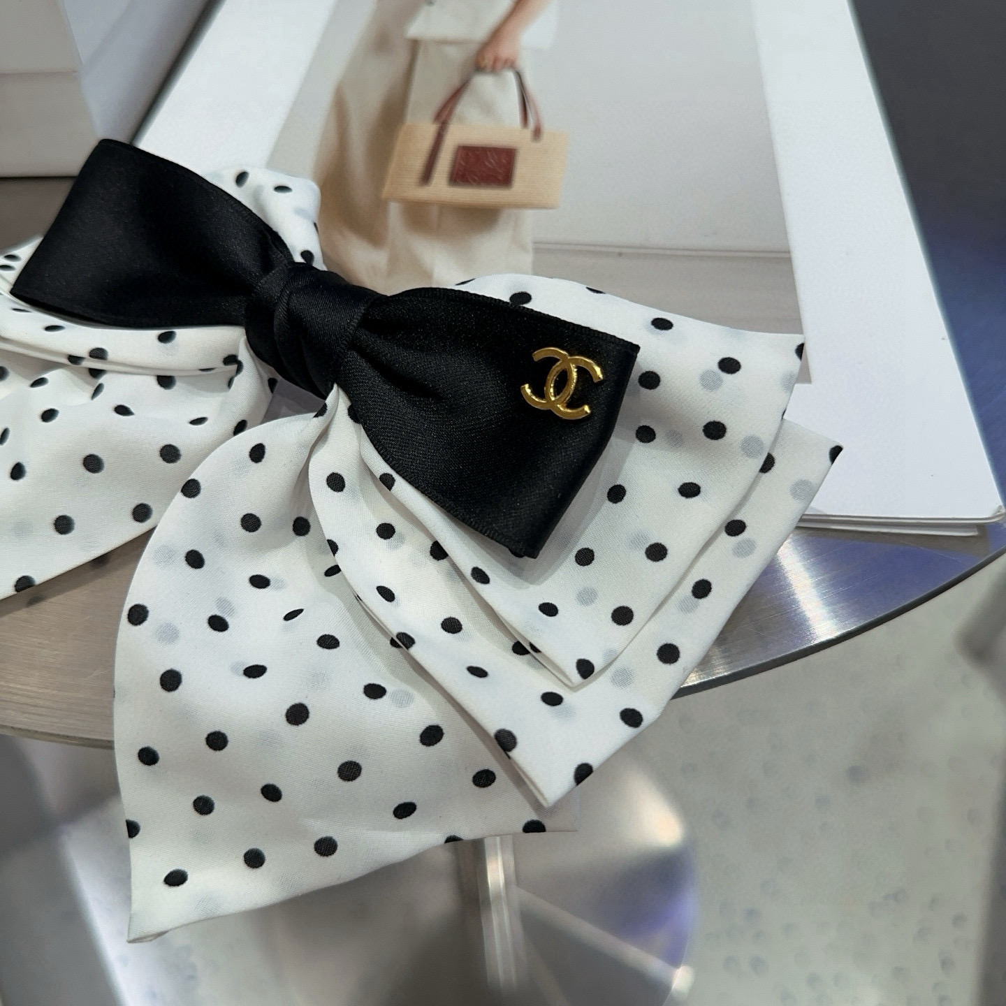 🎁配包装盒Chanel (香奈儿)最新款小香波点弹簧发夹，超级好看！名媛范儿十足，小仙女必备…