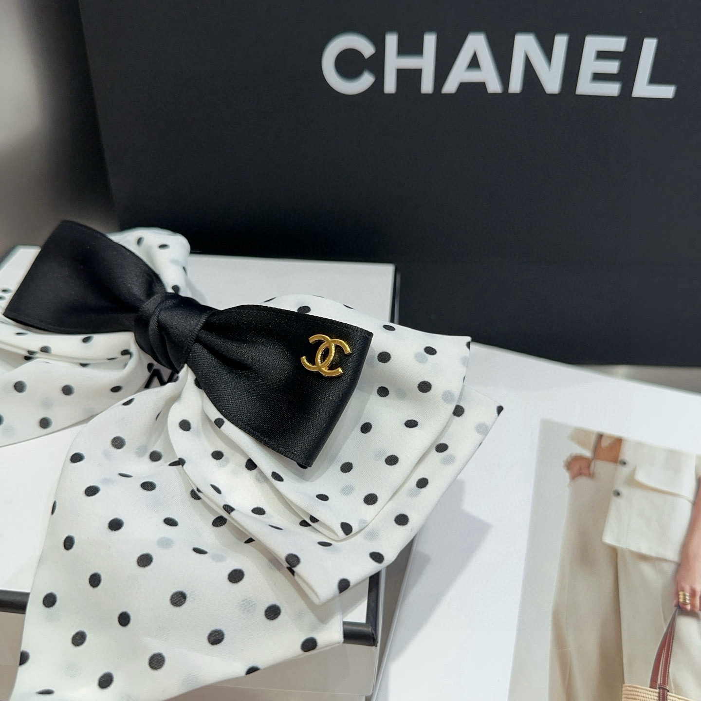 🎁配包装盒Chanel (香奈儿)最新款小香波点弹簧发夹，超级好看！名媛范儿十足，小仙女必备…
