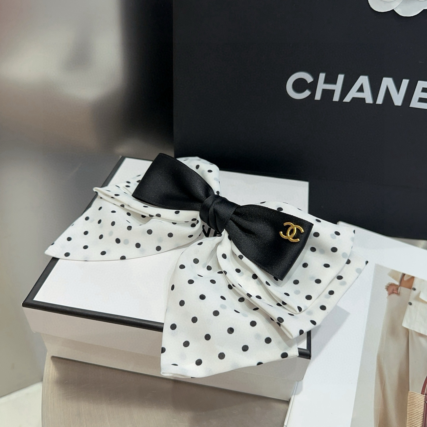 🎁配包装盒Chanel (香奈儿)最新款小香波点弹簧发夹，超级好看！名媛范儿十足，小仙女必备…