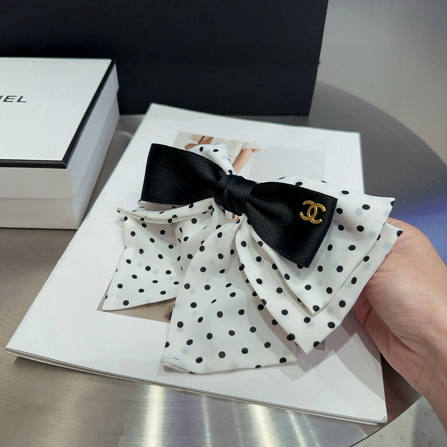 🎁配包装盒Chanel (香奈儿)最新款小香波点弹簧发夹，超级好看！名媛范儿十足，小仙女必备…