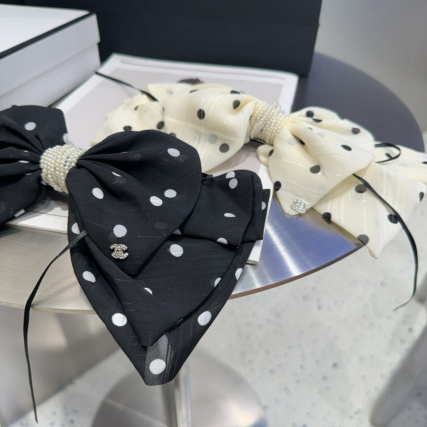 🎁配包装盒Chanel (香奈儿)最新款小香波点弹簧夹，超级好看！名媛范儿十足，小仙女必备…