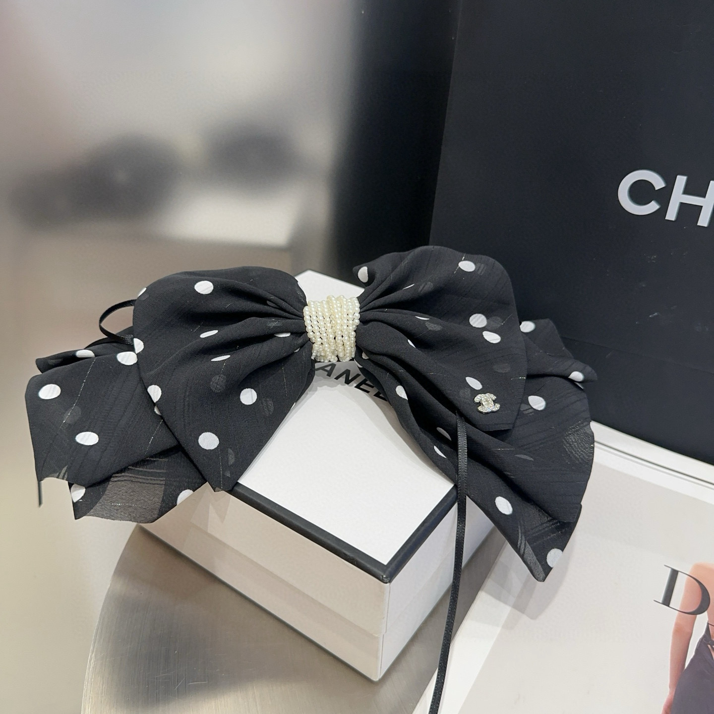 🎁配包装盒Chanel (香奈儿)最新款小香波点弹簧夹，超级好看！名媛范儿十足，小仙女必备…