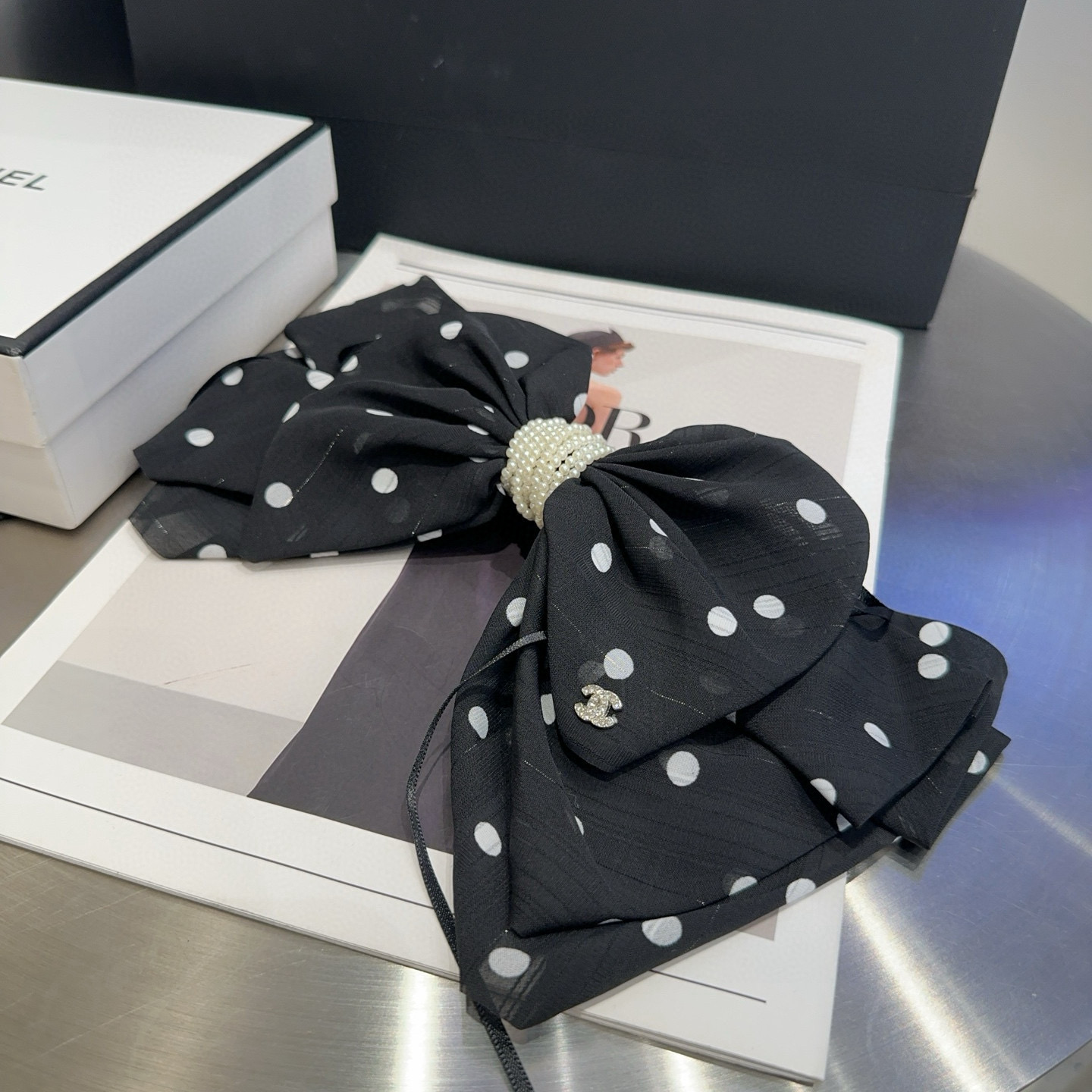 🎁配包装盒Chanel (香奈儿)最新款小香波点弹簧夹，超级好看！名媛范儿十足，小仙女必备…