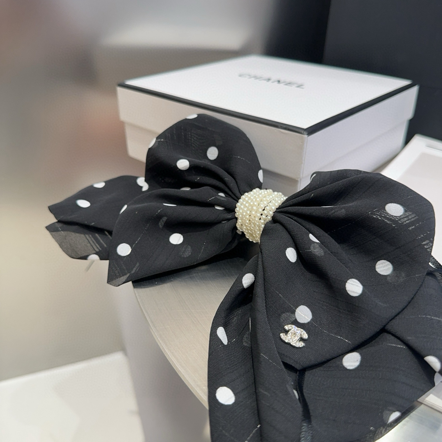 🎁配包装盒Chanel (香奈儿)最新款小香波点弹簧夹，超级好看！名媛范儿十足，小仙女必备…