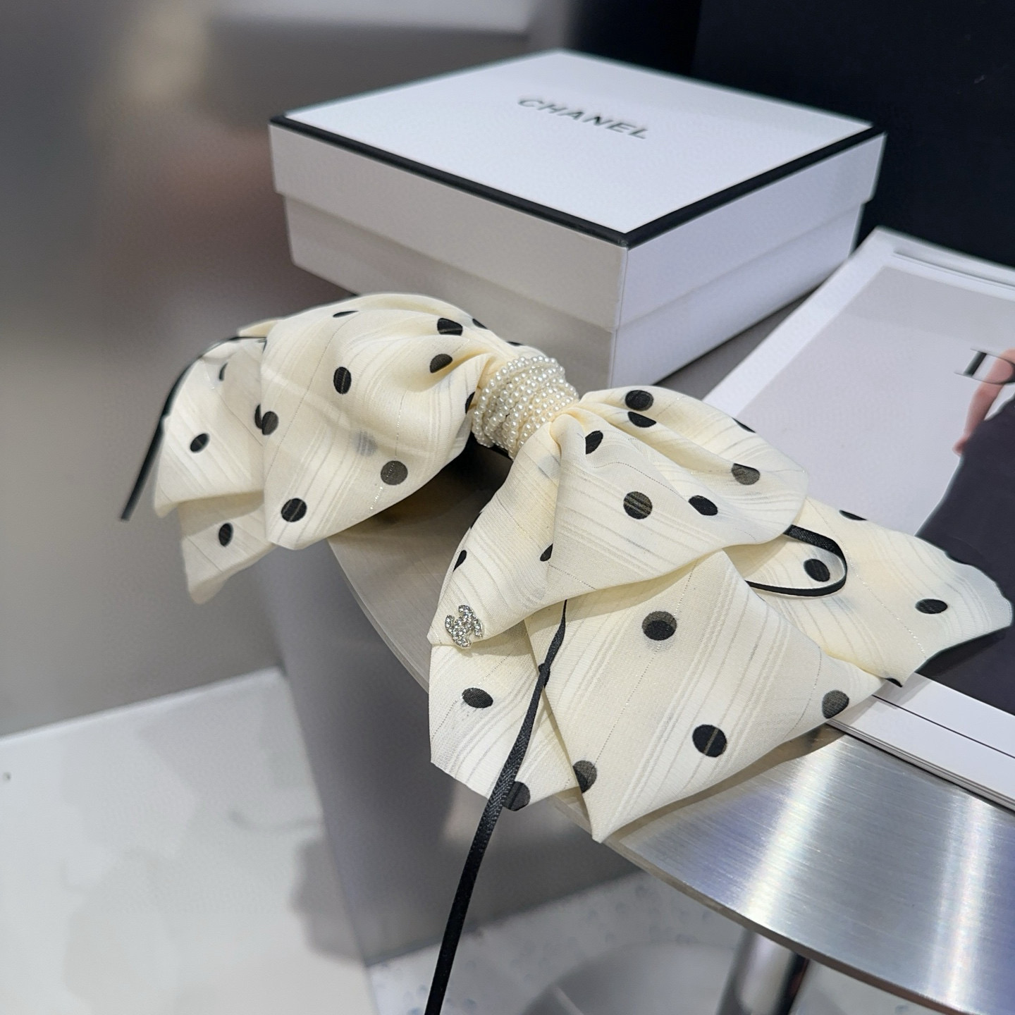 🎁配包装盒Chanel (香奈儿)最新款小香波点弹簧夹，超级好看！名媛范儿十足，小仙女必备…