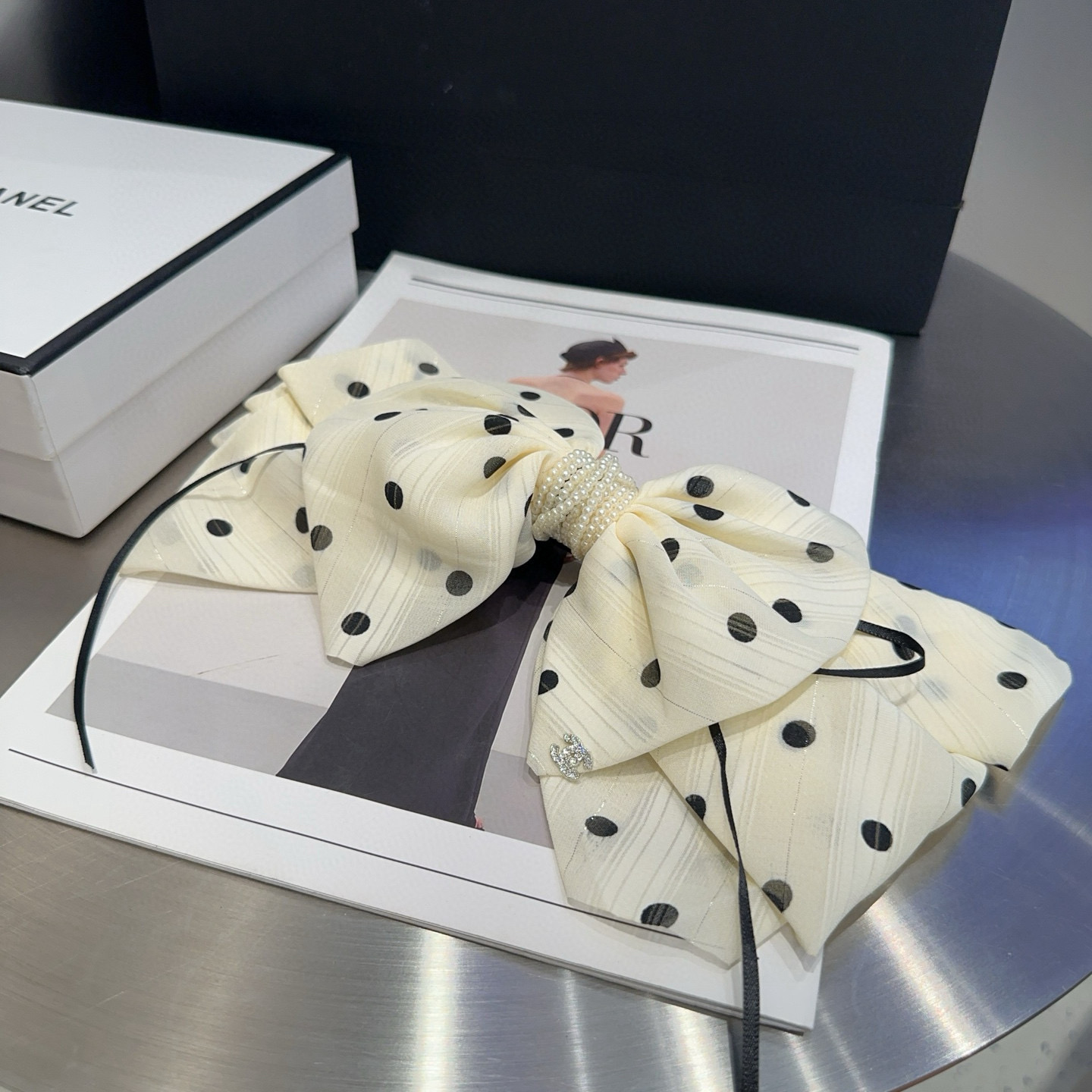 🎁配包装盒Chanel (香奈儿)最新款小香波点弹簧夹，超级好看！名媛范儿十足，小仙女必备…