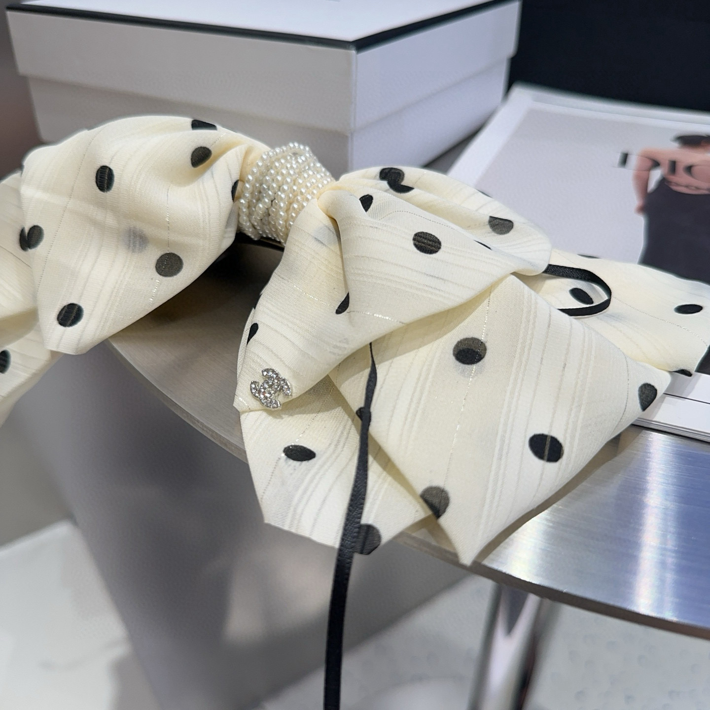 🎁配包装盒Chanel (香奈儿)最新款小香波点弹簧夹，超级好看！名媛范儿十足，小仙女必备…