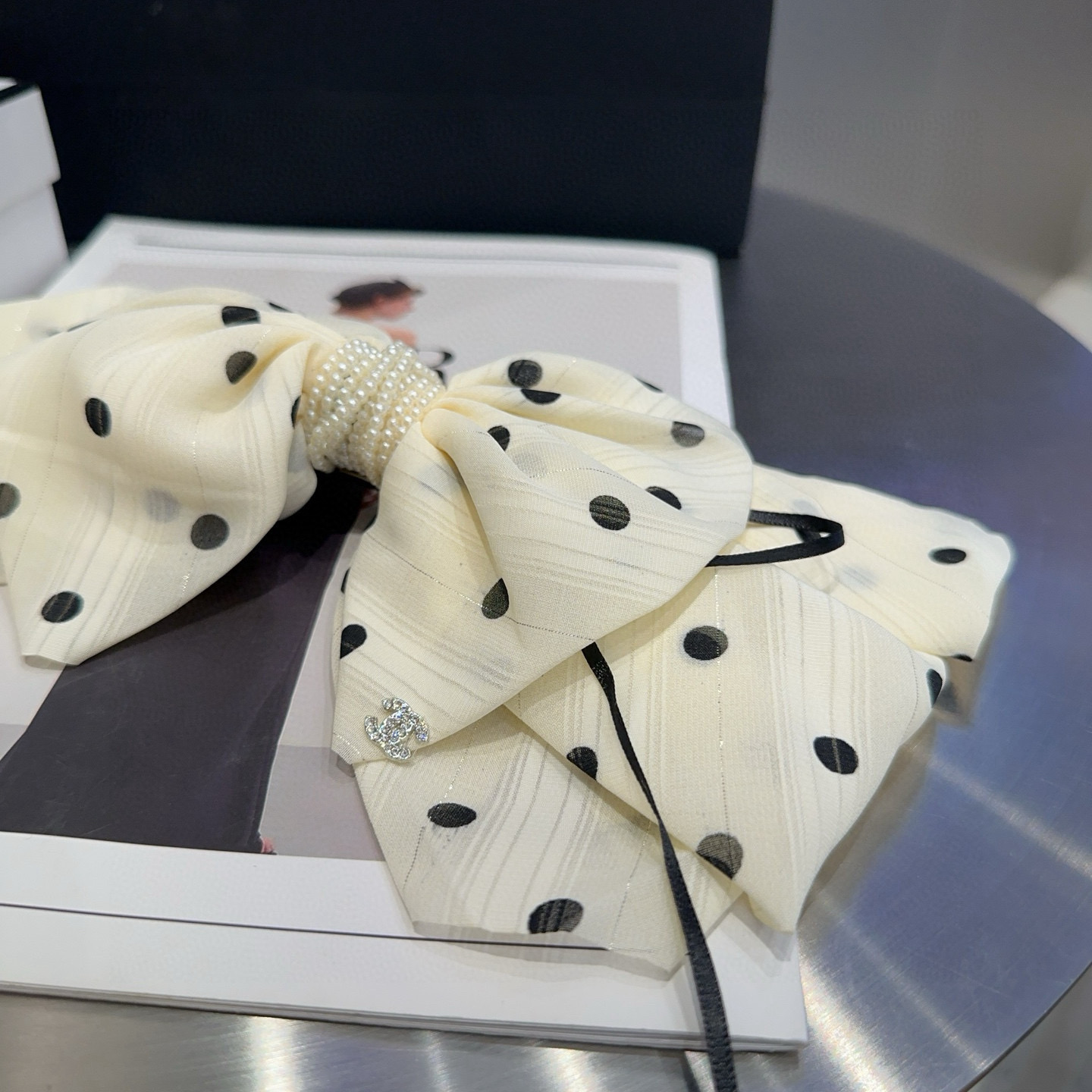 🎁配包装盒Chanel (香奈儿)最新款小香波点弹簧夹，超级好看！名媛范儿十足，小仙女必备…