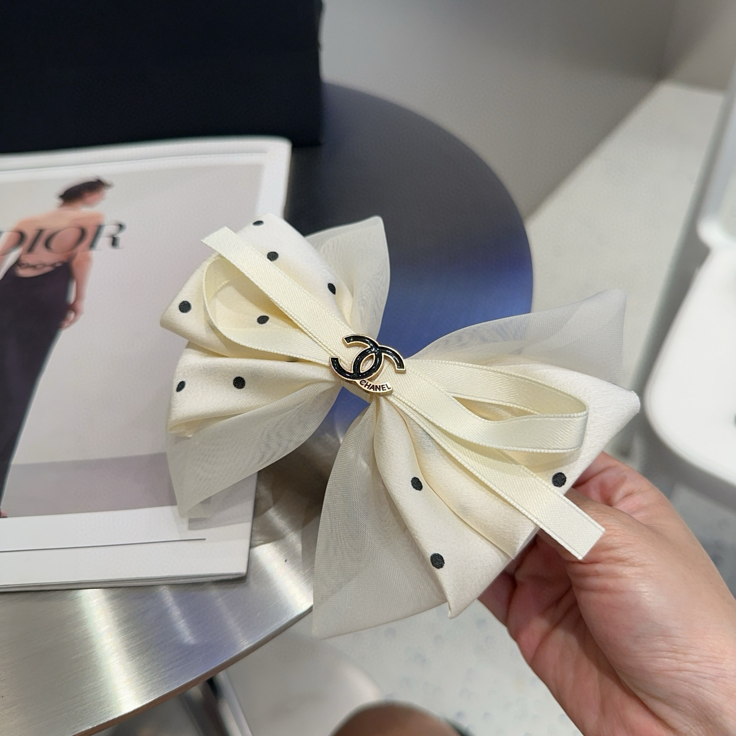 🎁配包装盒Chanel (香奈儿)最新款小香波点弹簧夹，超级好看！名媛范儿十足，小仙女必备…
