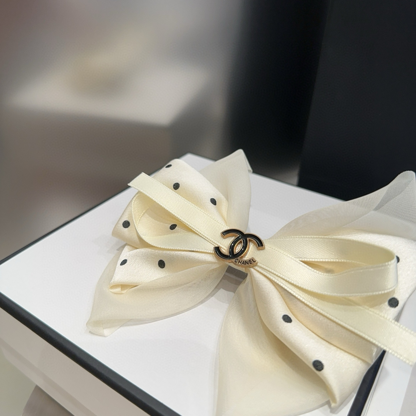 🎁配包装盒Chanel (香奈儿)最新款小香波点弹簧夹，超级好看！名媛范儿十足，小仙女必备…