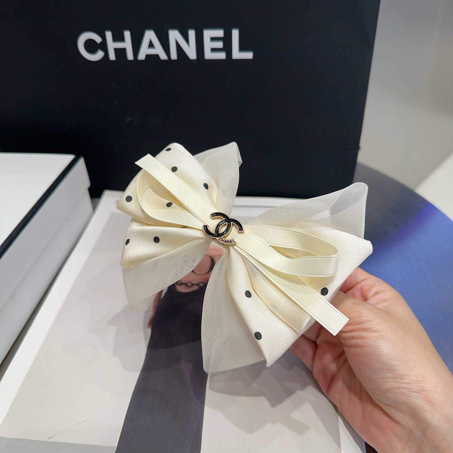 🎁配包装盒Chanel (香奈儿)最新款小香波点弹簧夹，超级好看！名媛范儿十足，小仙女必备…