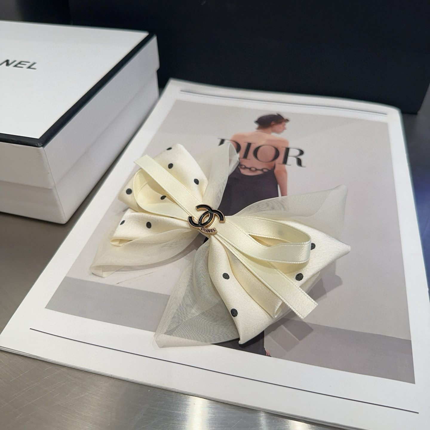 🎁配包装盒Chanel (香奈儿)最新款小香波点弹簧夹，超级好看！名媛范儿十足，小仙女必备…