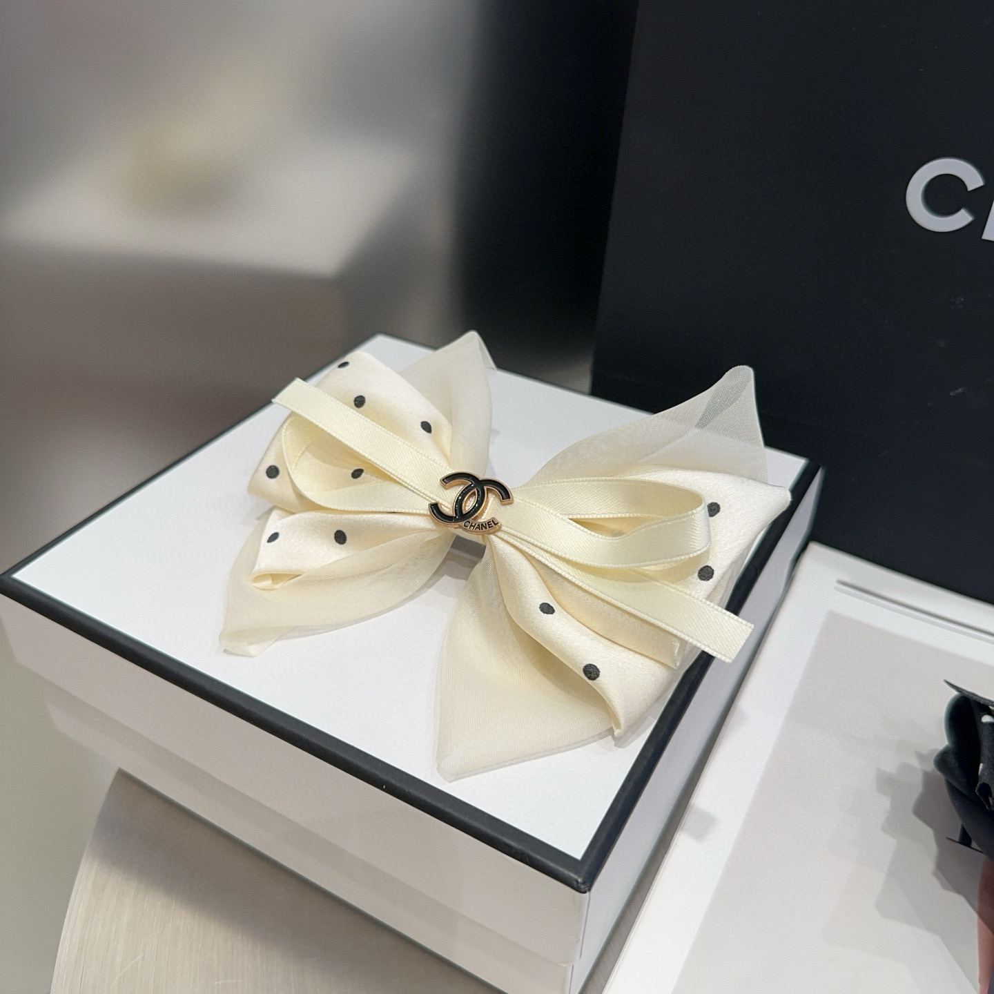 🎁配包装盒Chanel (香奈儿)最新款小香波点弹簧夹，超级好看！名媛范儿十足，小仙女必备…