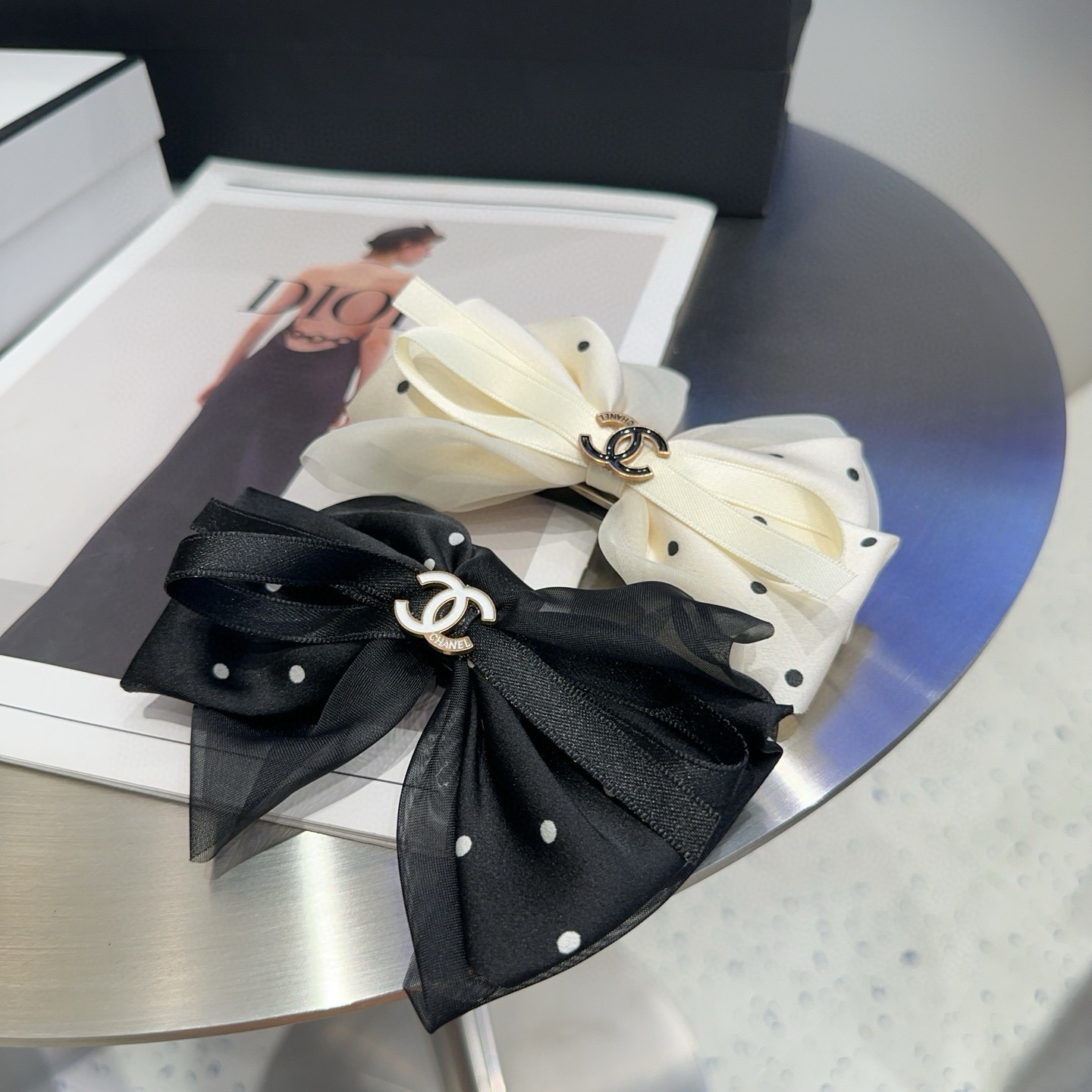 🎁配包装盒Chanel (香奈儿)最新款小香波点弹簧夹，超级好看！名媛范儿十足，小仙女必备…
