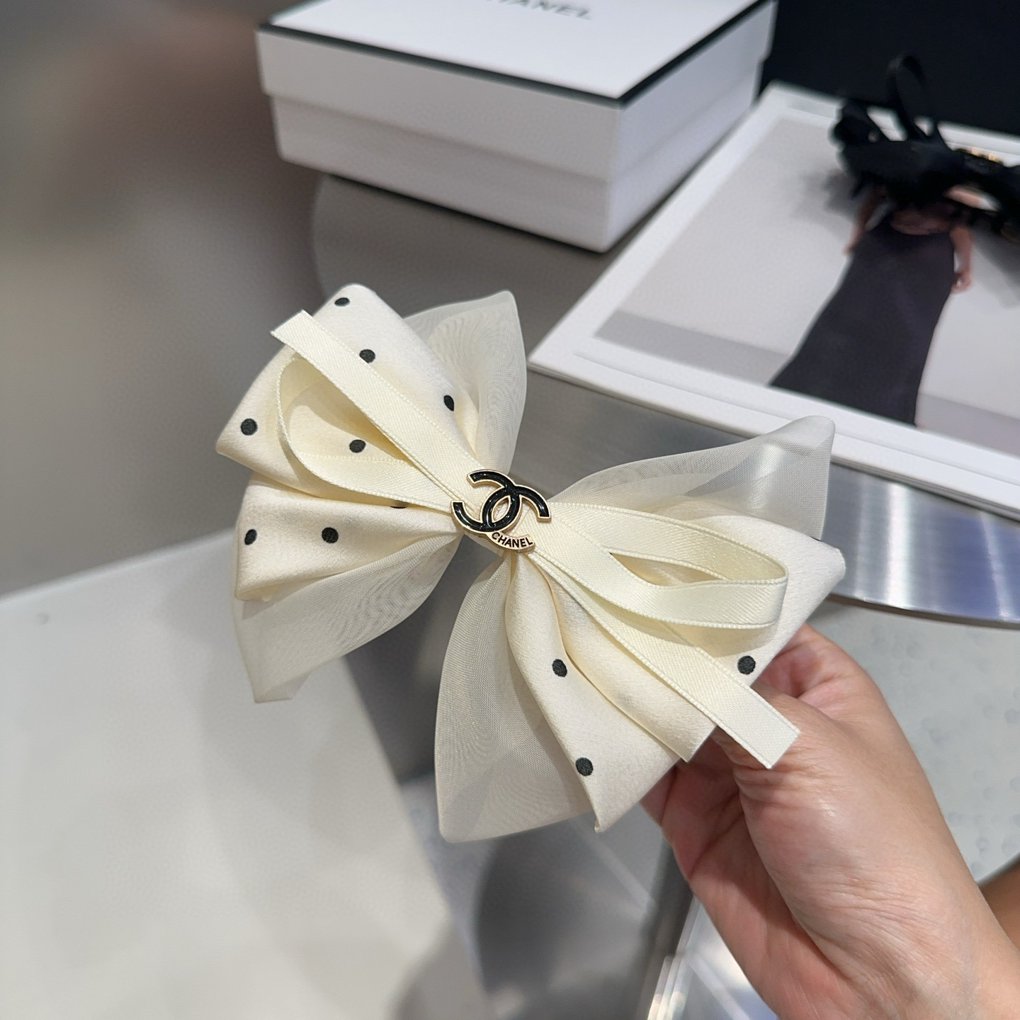 🎁配包装盒Chanel (香奈儿)最新款小香波点弹簧夹，超级好看！名媛范儿十足，小仙女必备…