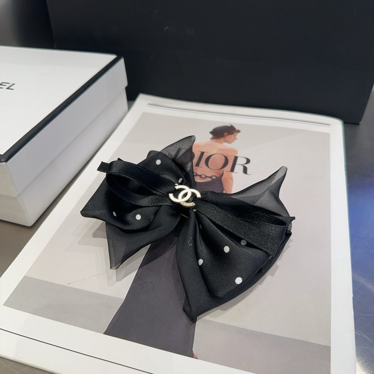 🎁配包装盒Chanel (香奈儿)最新款小香波点弹簧夹，超级好看！名媛范儿十足，小仙女必备…