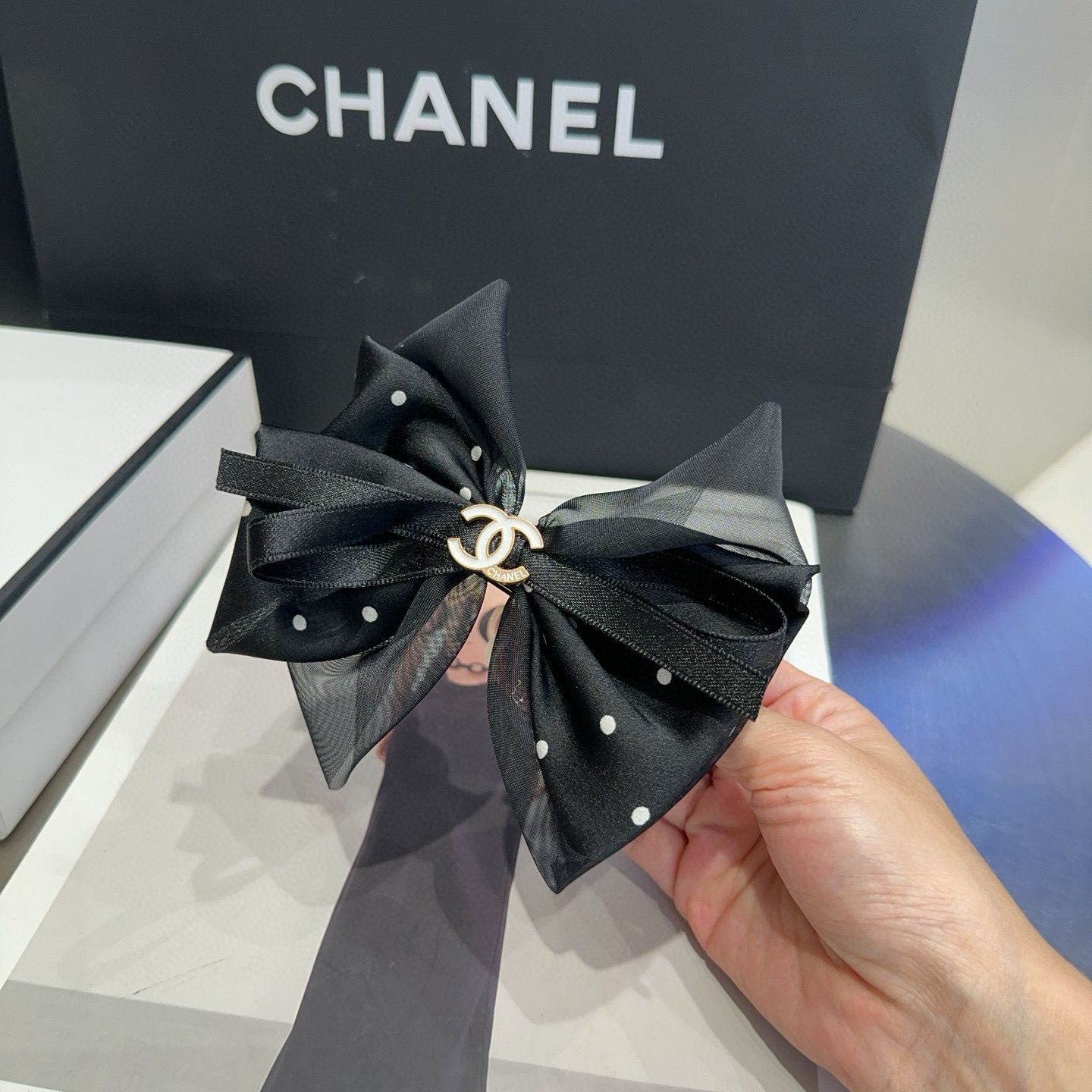 🎁配包装盒Chanel (香奈儿)最新款小香波点弹簧夹，超级好看！名媛范儿十足，小仙女必备…