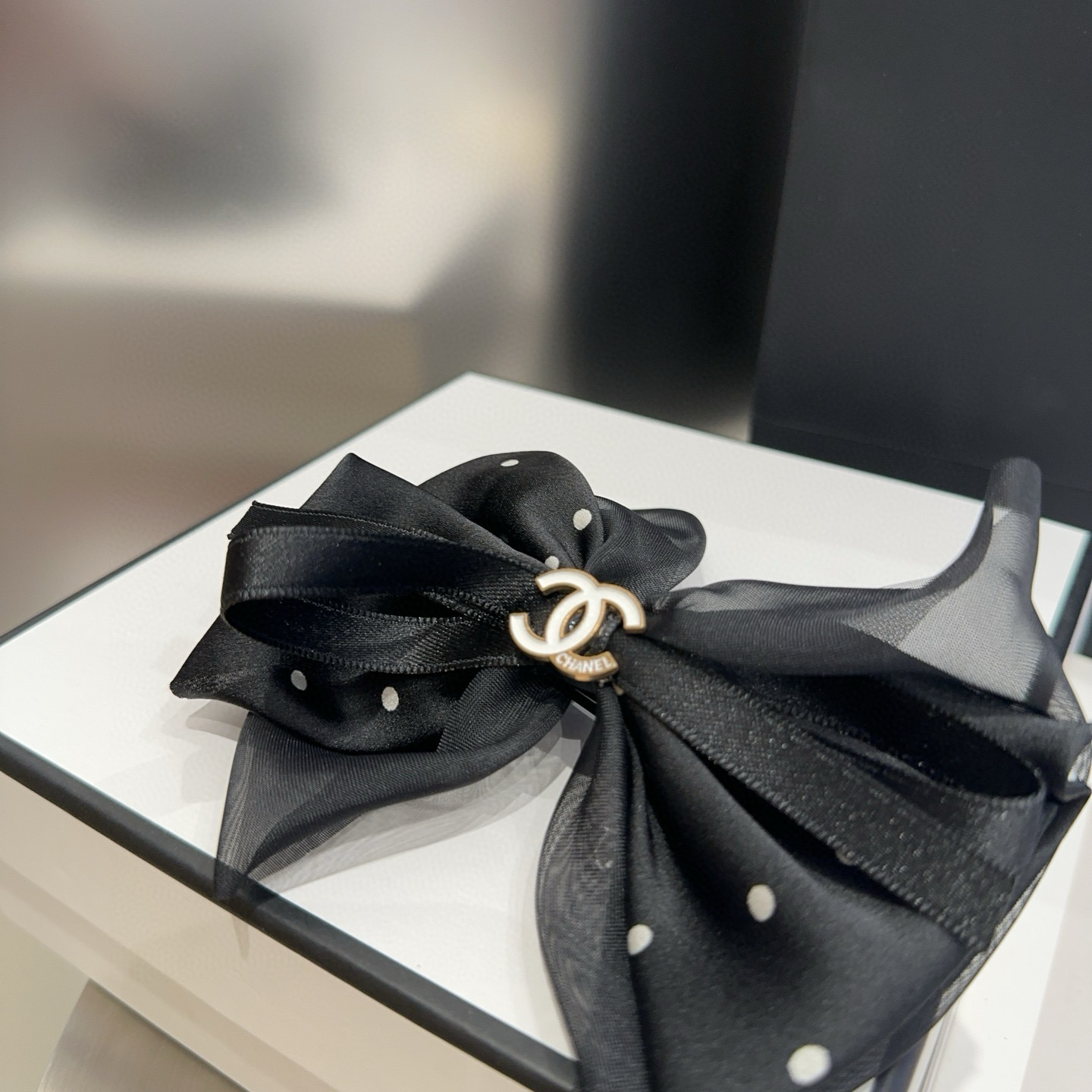 🎁配包装盒Chanel (香奈儿)最新款小香波点弹簧夹，超级好看！名媛范儿十足，小仙女必备…