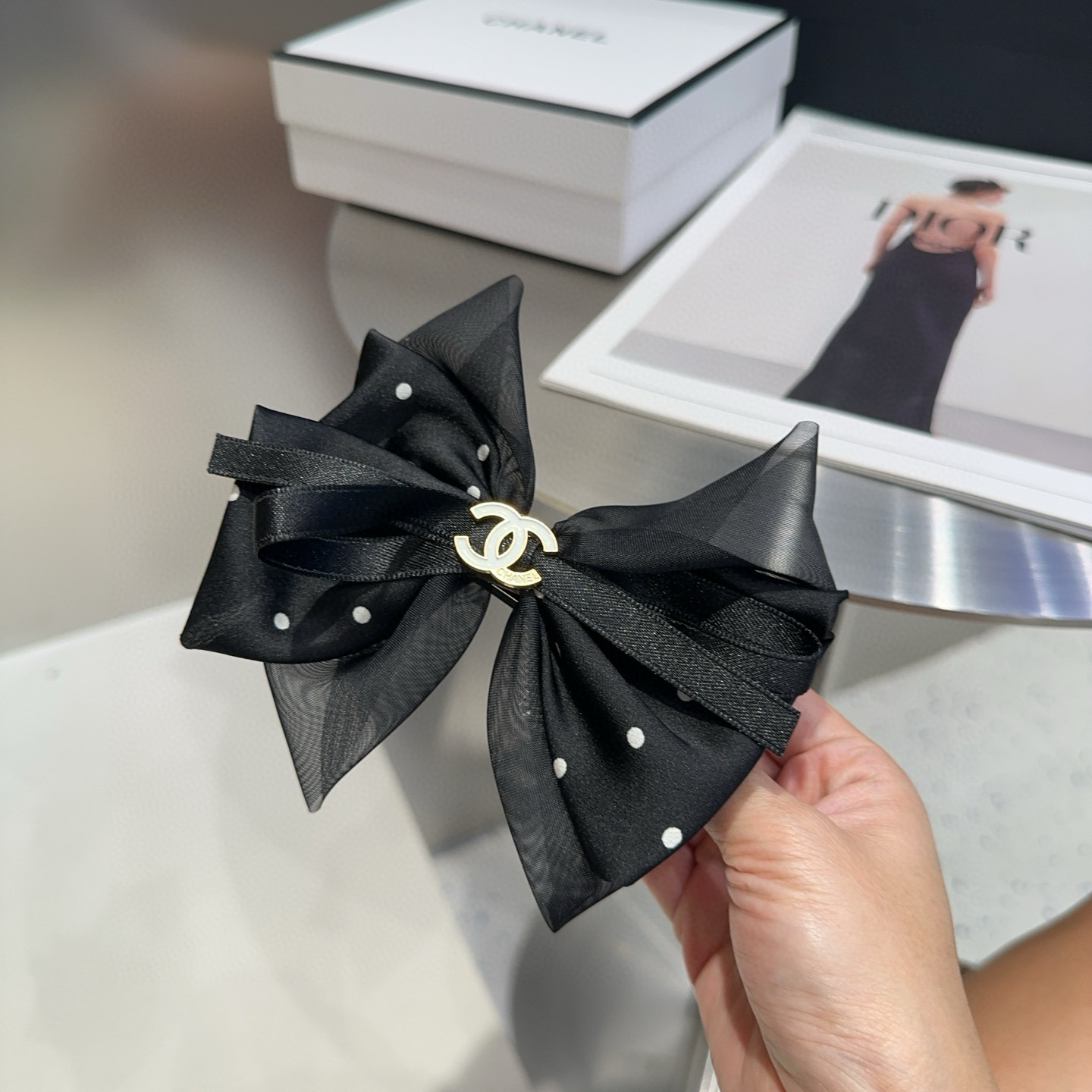 🎁配包装盒Chanel (香奈儿)最新款小香波点弹簧夹，超级好看！名媛范儿十足，小仙女必备…