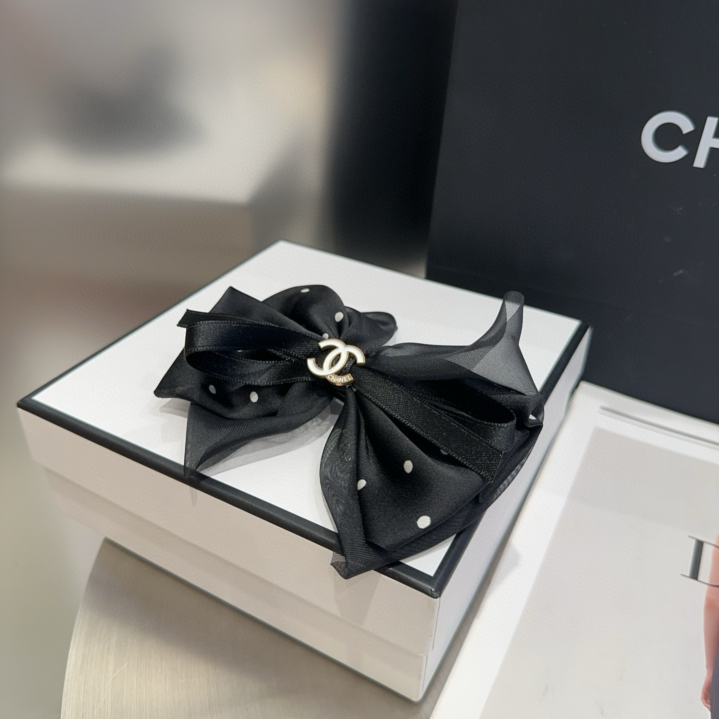 🎁配包装盒Chanel (香奈儿)最新款小香波点弹簧夹，超级好看！名媛范儿十足，小仙女必备…