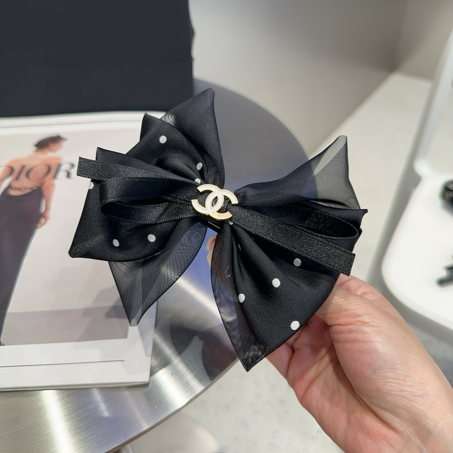 🎁配包装盒Chanel (香奈儿)最新款小香波点弹簧夹，超级好看！名媛范儿十足，小仙女必备…