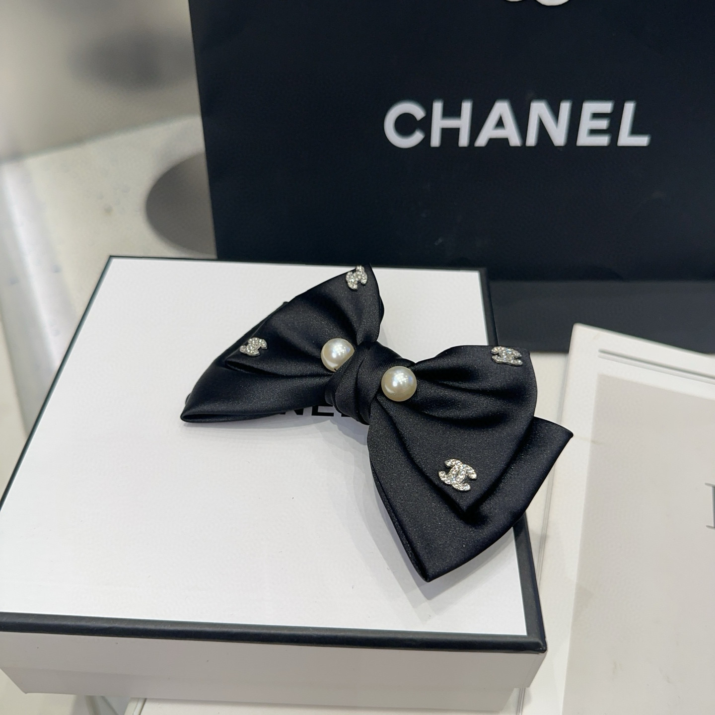 🎁配包装盒Chanel (香奈儿)最新款小香爆款鸭嘴夹，名媛范儿十足，小仙女必备…