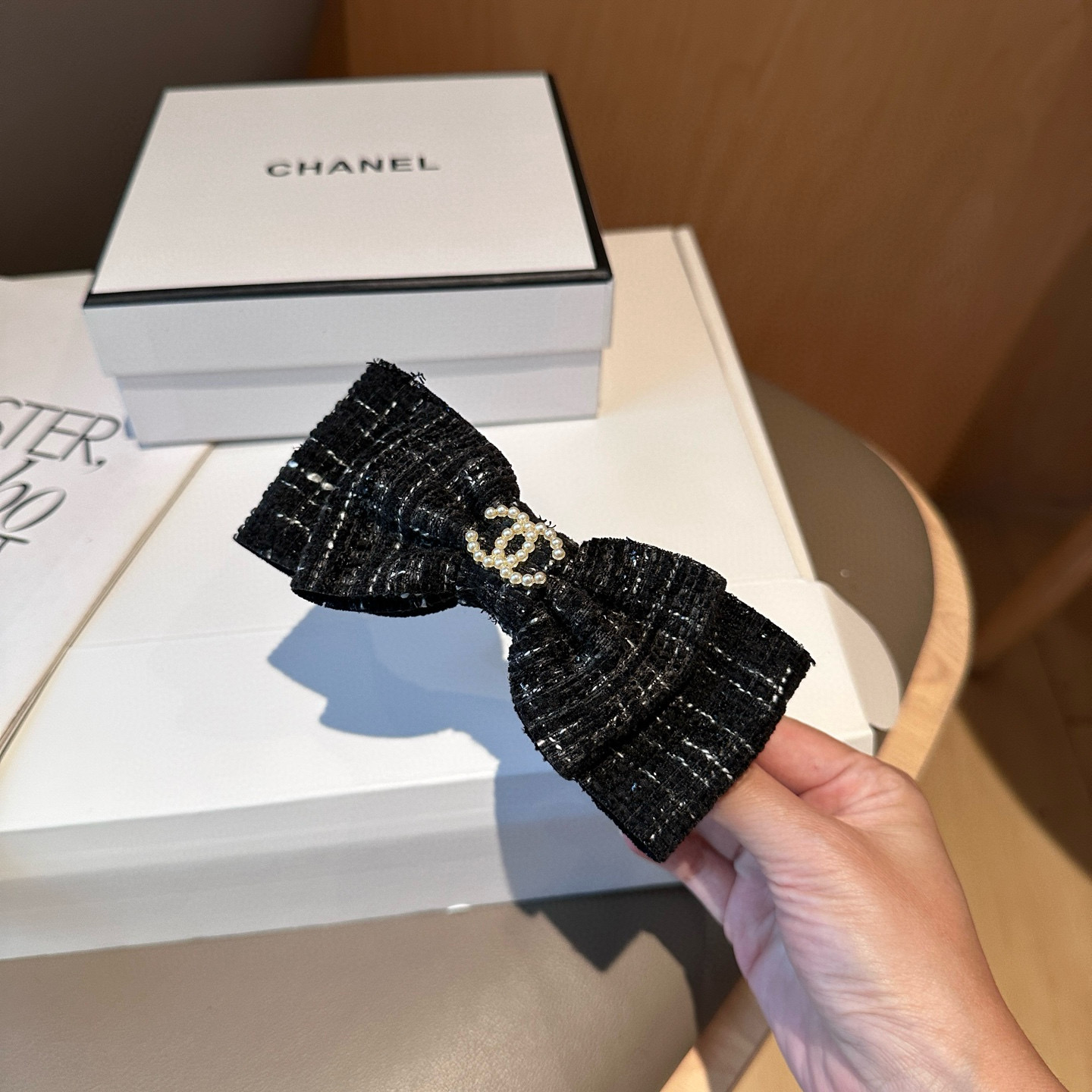 🎁配包装盒Chanel (香奈儿)最新款小香弹簧发夹，超级好看！名媛范儿十足，小仙女必备…