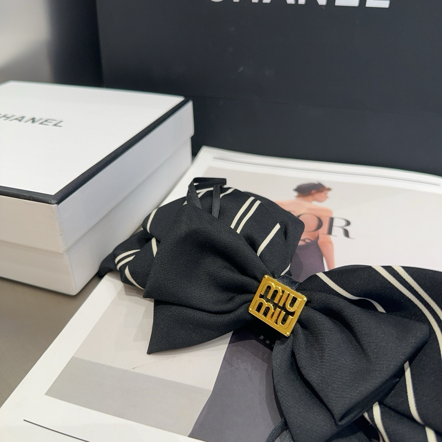 🎁配包装盒miumiu新款字母弹簧顶夹，简单优雅，实用百搭，淑女气质十足，小姐姐必备