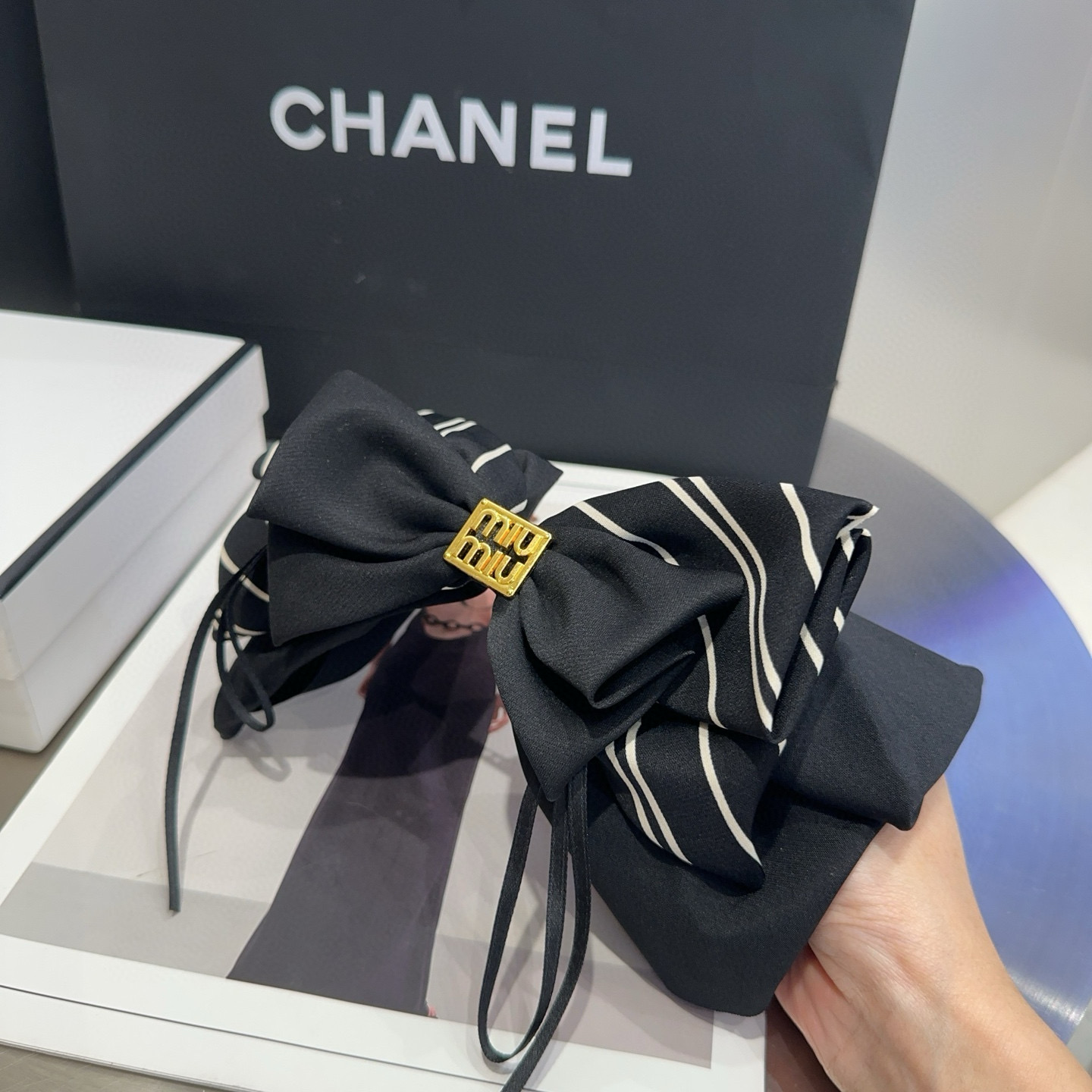 🎁配包装盒miumiu新款字母弹簧顶夹，简单优雅，实用百搭，淑女气质十足，小姐姐必备