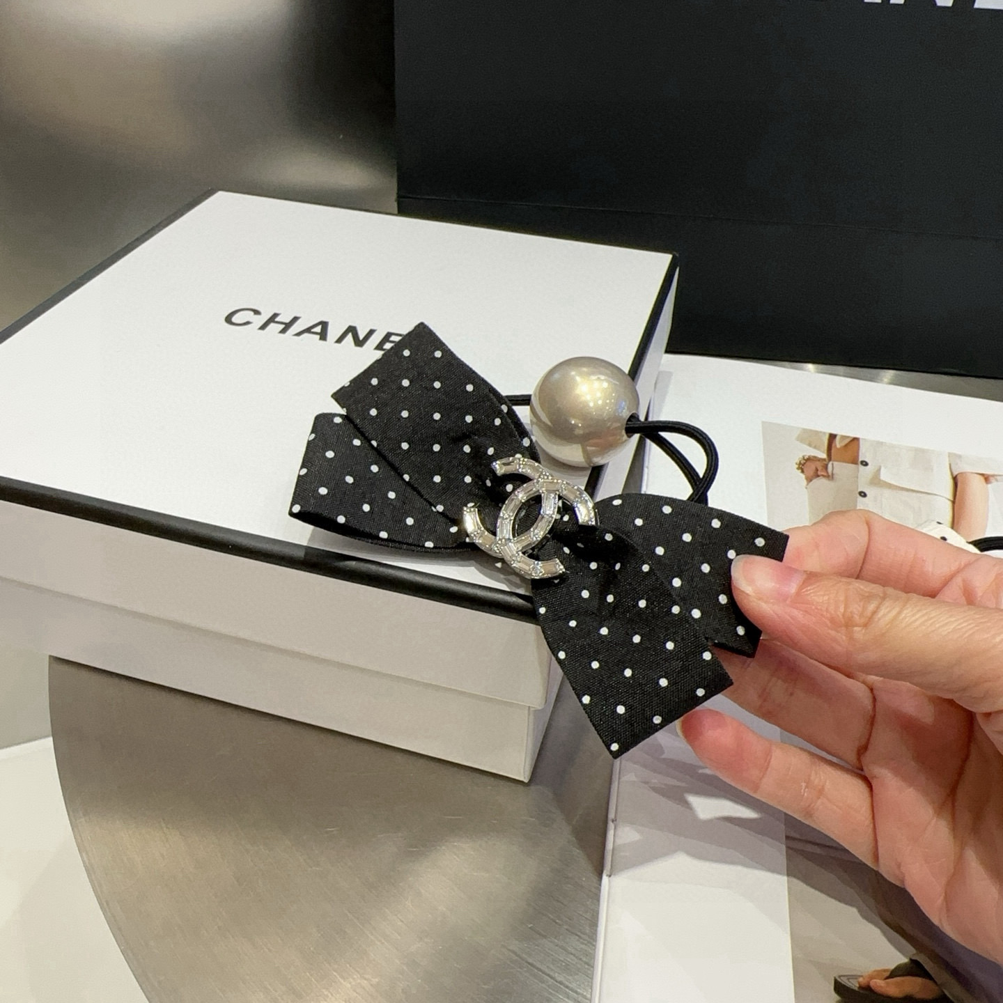 🎁配包装盒Chanel (香奈儿)最新小香波点发圈，简单实用，时尚潮流！小仙女必备…