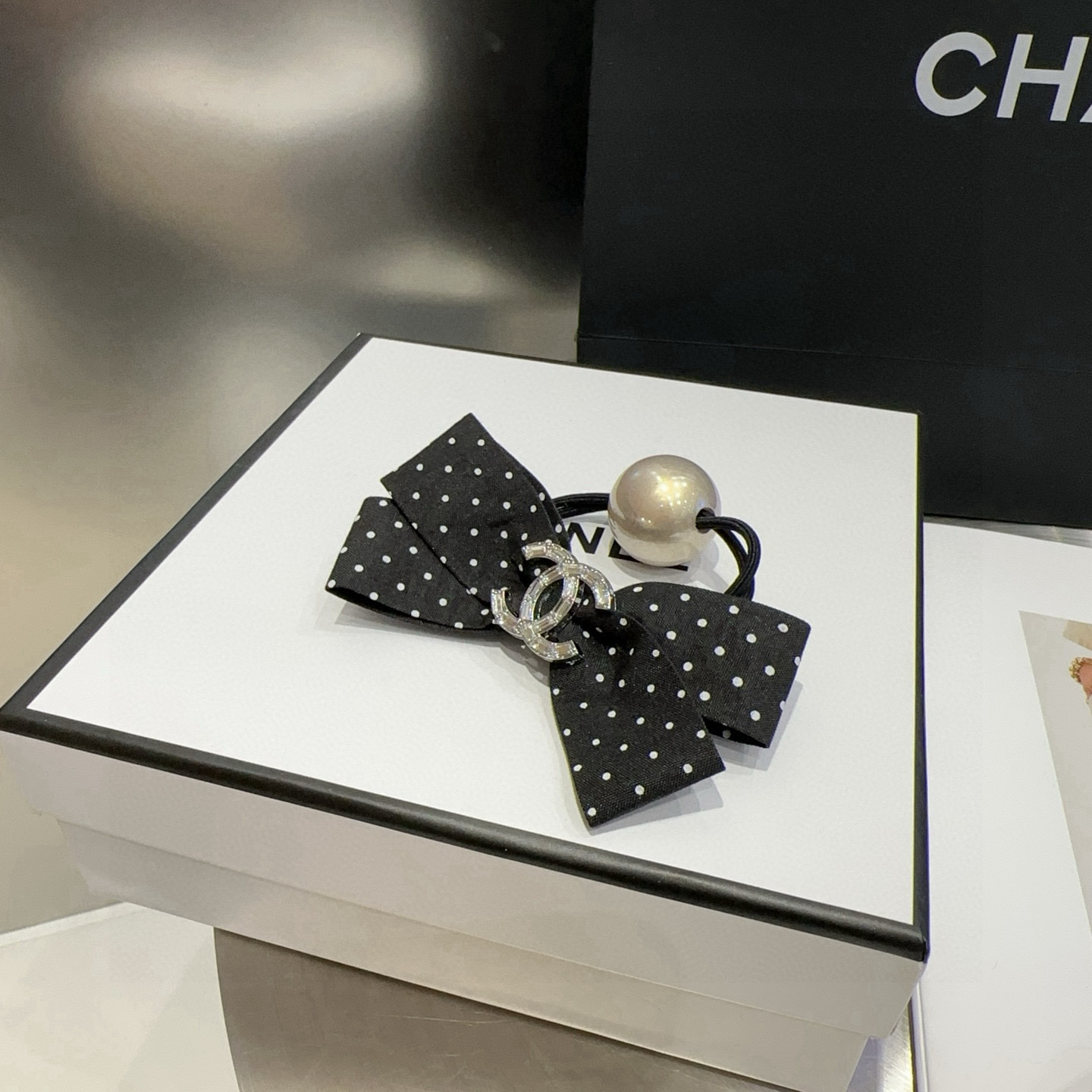 🎁配包装盒Chanel (香奈儿)最新小香波点发圈，简单实用，时尚潮流！小仙女必备…