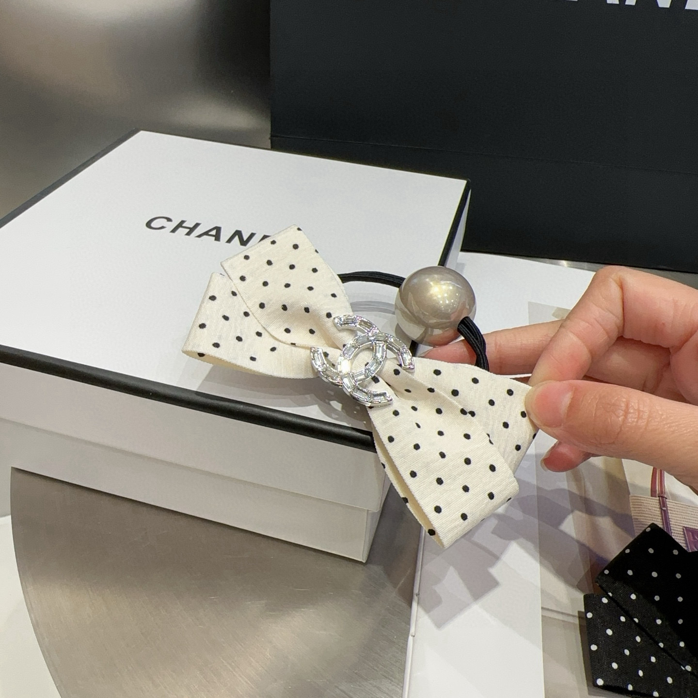 🎁配包装盒Chanel (香奈儿)最新小香波点发圈，简单实用，时尚潮流！小仙女必备…