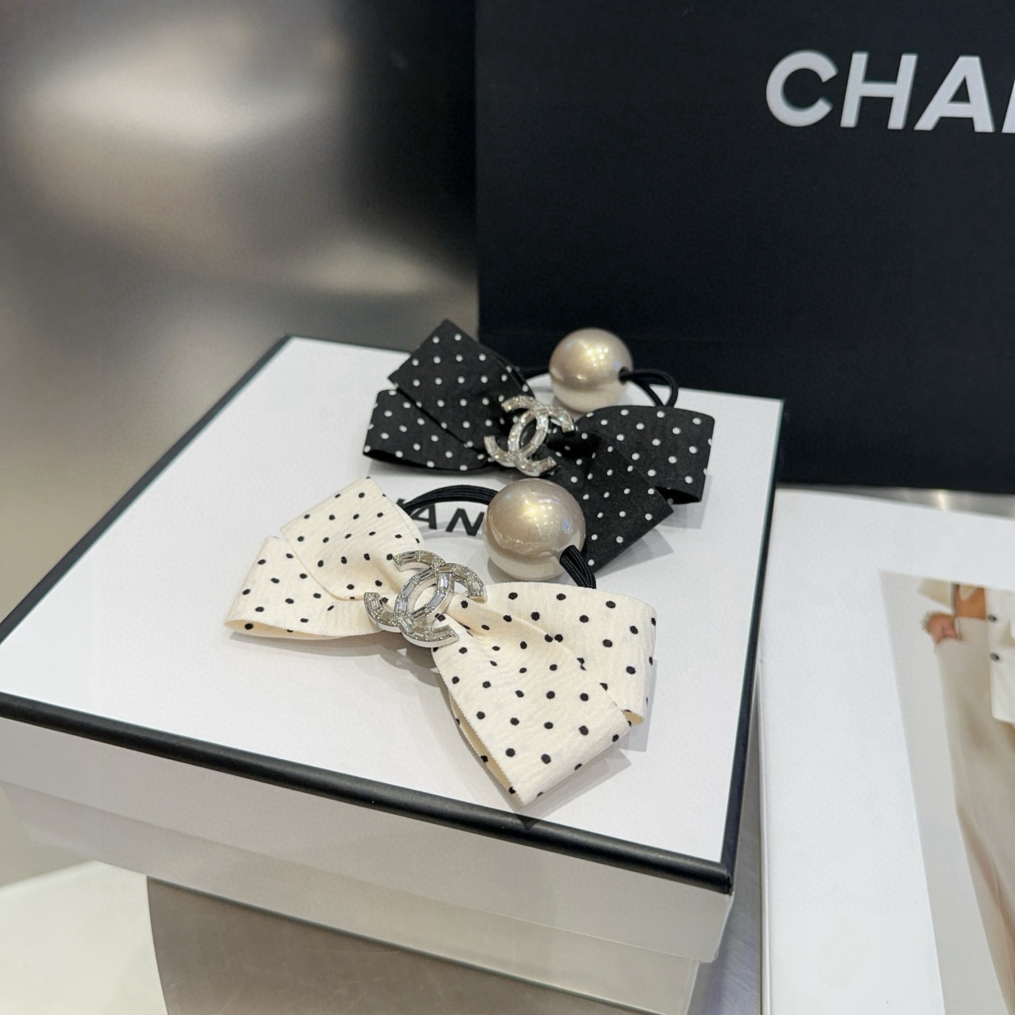 🎁配包装盒Chanel (香奈儿)最新小香波点发圈，简单实用，时尚潮流！小仙女必备…