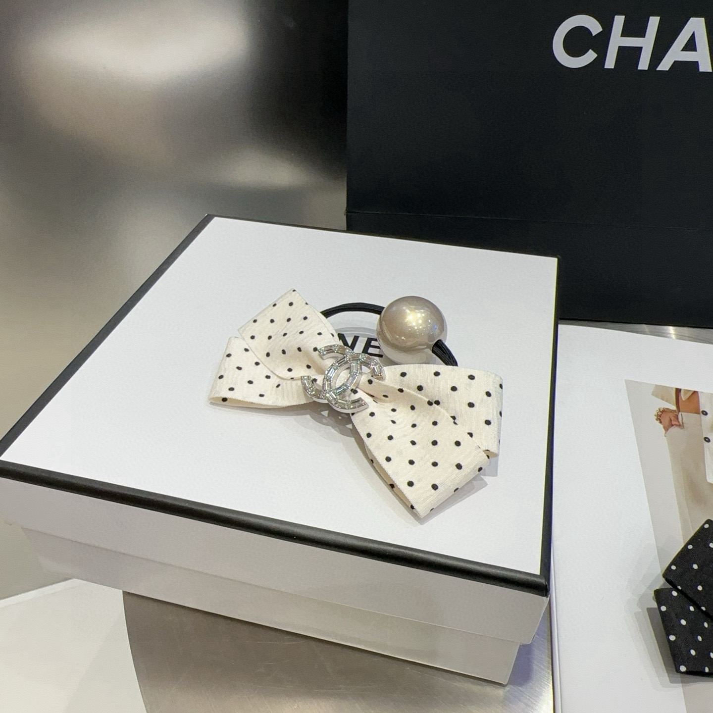 🎁配包装盒Chanel (香奈儿)最新小香波点发圈，简单实用，时尚潮流！小仙女必备…