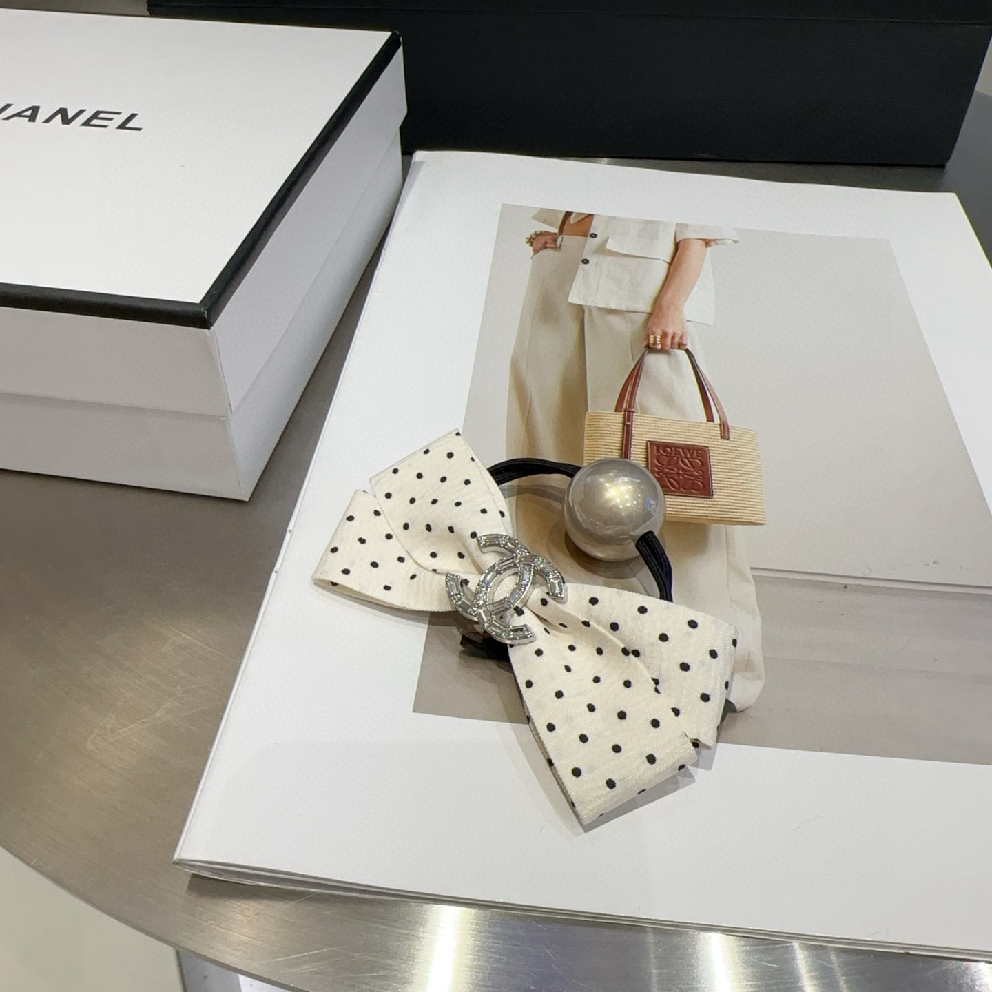 🎁配包装盒Chanel (香奈儿)最新小香波点发圈，简单实用，时尚潮流！小仙女必备…