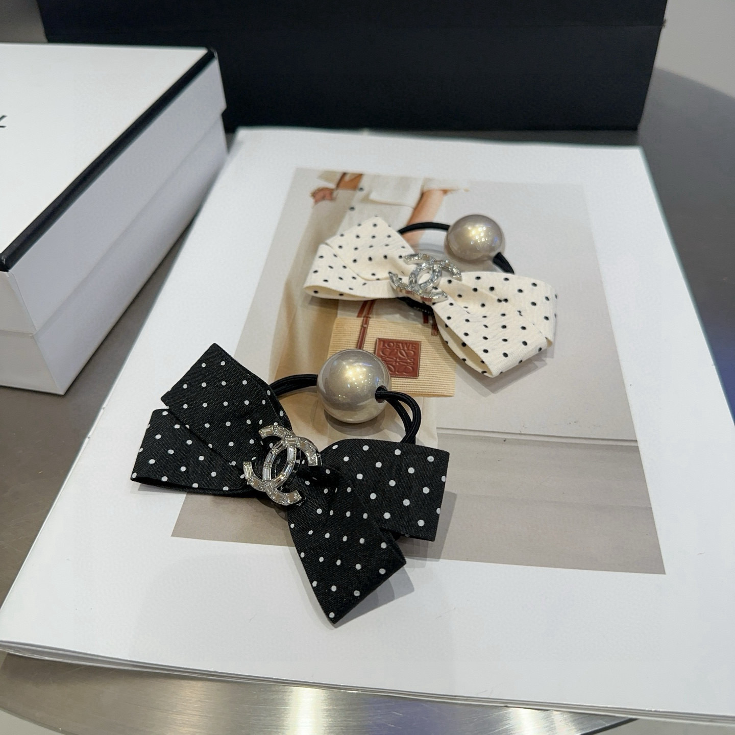 🎁配包装盒Chanel (香奈儿)最新小香波点发圈，简单实用，时尚潮流！小仙女必备…