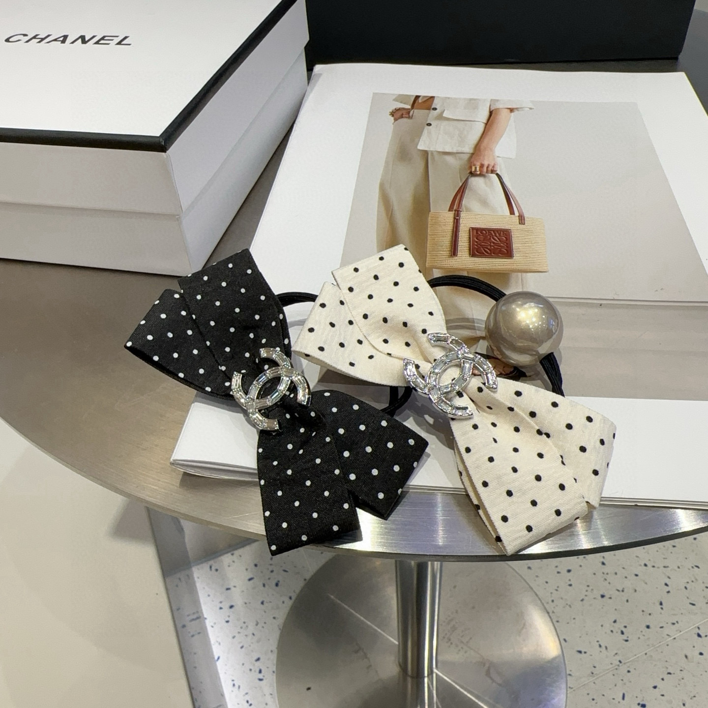 🎁配包装盒Chanel (香奈儿)最新小香波点发圈，简单实用，时尚潮流！小仙女必备…