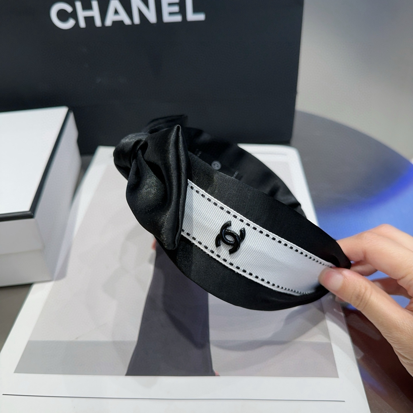 🎁配包装盒Chanel (香奈儿)最新款小香爆款发箍，超级好看！名媛范儿十足，小仙女必备…