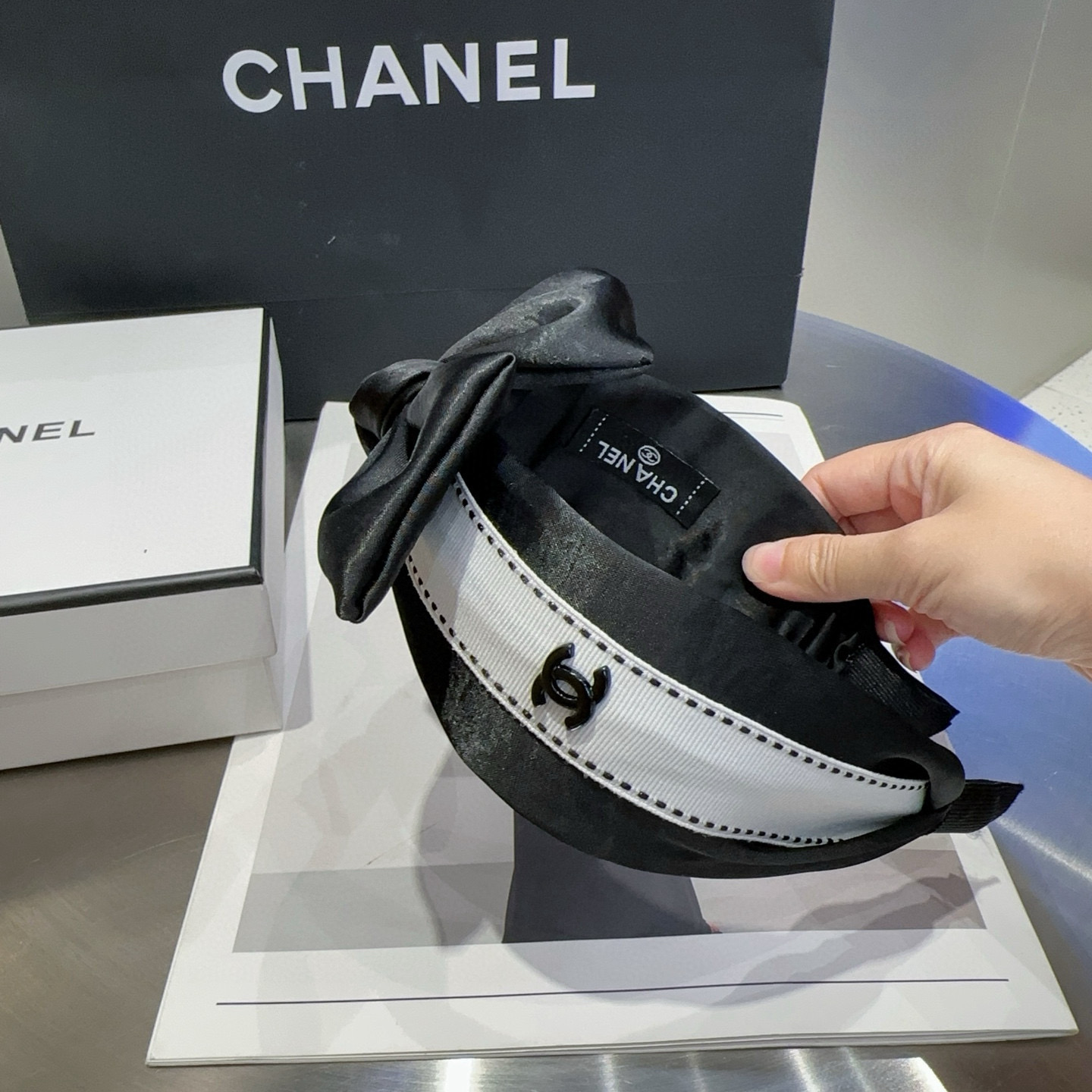 🎁配包装盒Chanel (香奈儿)最新款小香爆款发箍，超级好看！名媛范儿十足，小仙女必备…