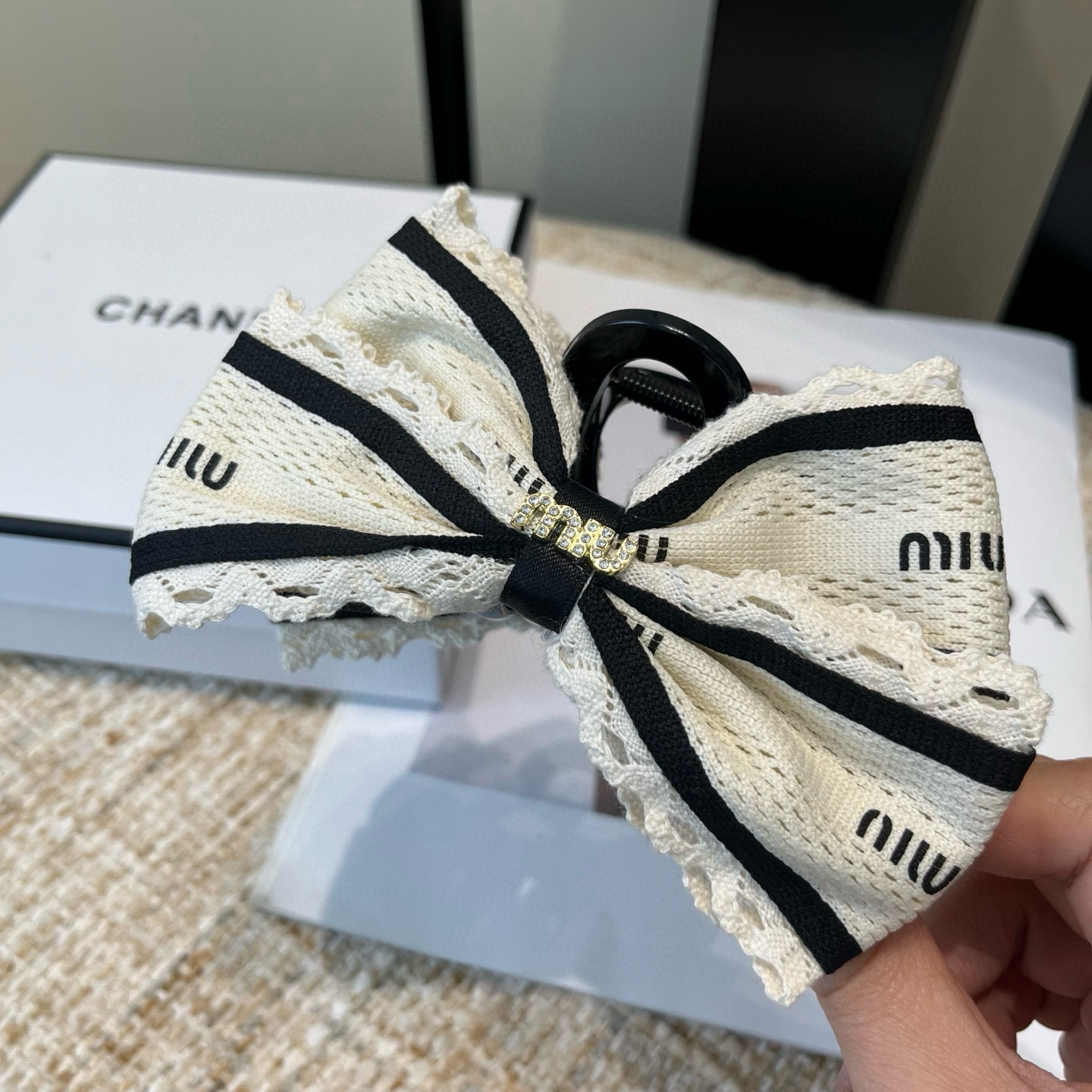 🎁配包装盒miumiu新款抓夹，秋冬新品！时尚潮流．简单优雅，实用百搭，值得入手！