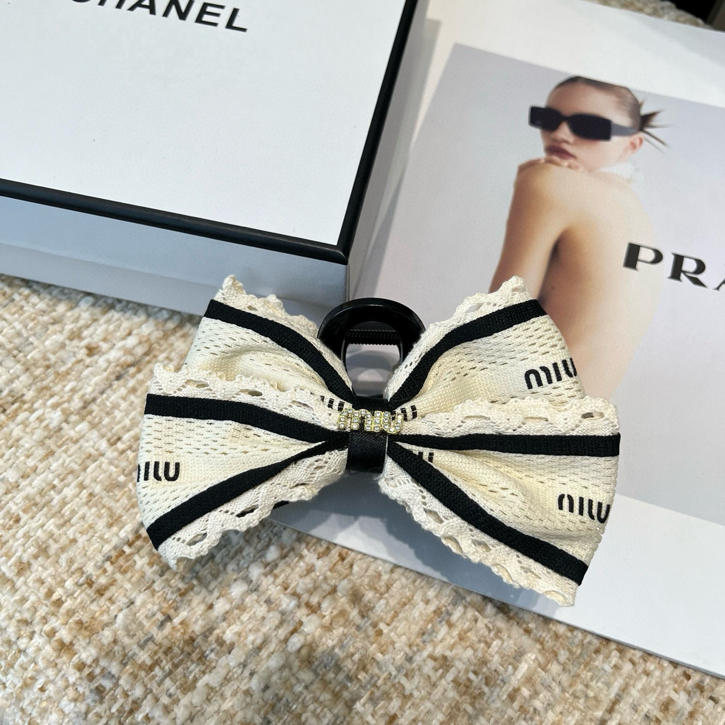 🎁配包装盒miumiu新款抓夹，秋冬新品！时尚潮流．简单优雅，实用百搭，值得入手！